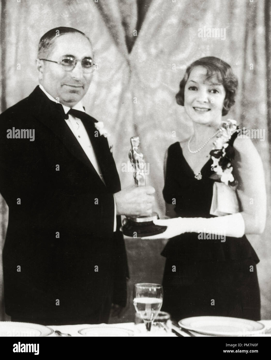 Louis B. Mayer présente Oscar de la meilleure actrice pour Helen Hayes, 1932. Référence #  31202 Fichier 590THA Banque D'Images Louis B. Mayer présente Oscar de la meilleure actrice pour Helen Hayes, 1932. Référence #  31202 Fichier 590THA Banque D'Images