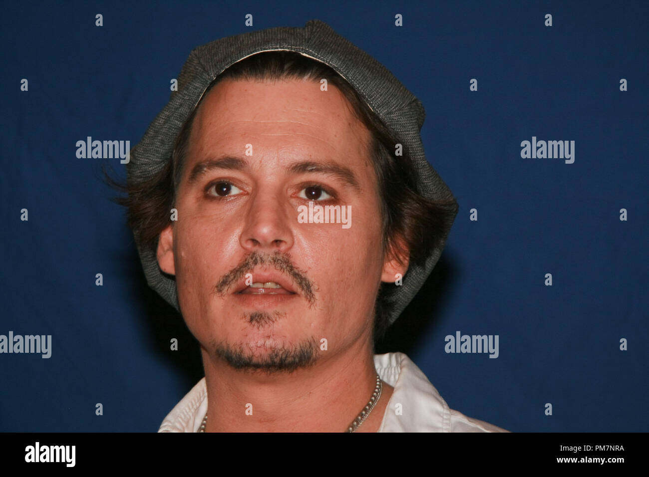 Johnny Depp Le journal 'Rhum' Session de portrait, le 13 octobre 2011. La reproduction par les tabloïds américains est absolument interdit. Référence #  31203 Fichier 050CCR pour un usage éditorial uniquement - Tous droits réservés Banque D'Images