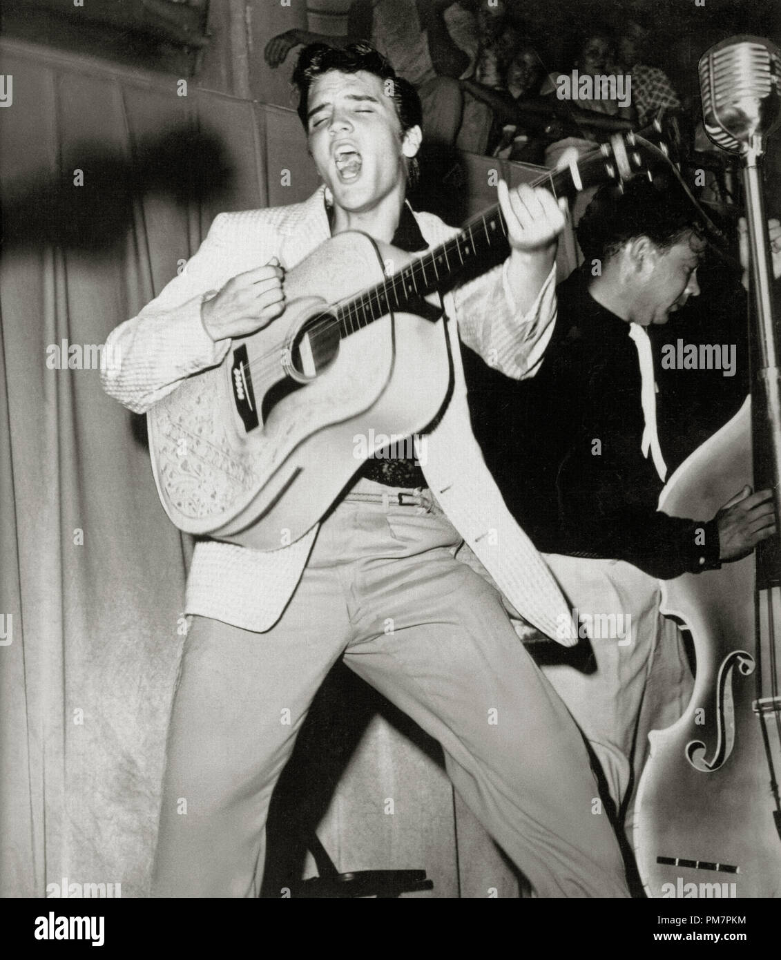 Publicité photo d'Elvis Presley lors d'un concert à Fort Homer Hesterly Armory à Tampa, Floride, juillet 31,1955. Référence #  31386 Fichier 0382THA Banque D'Images