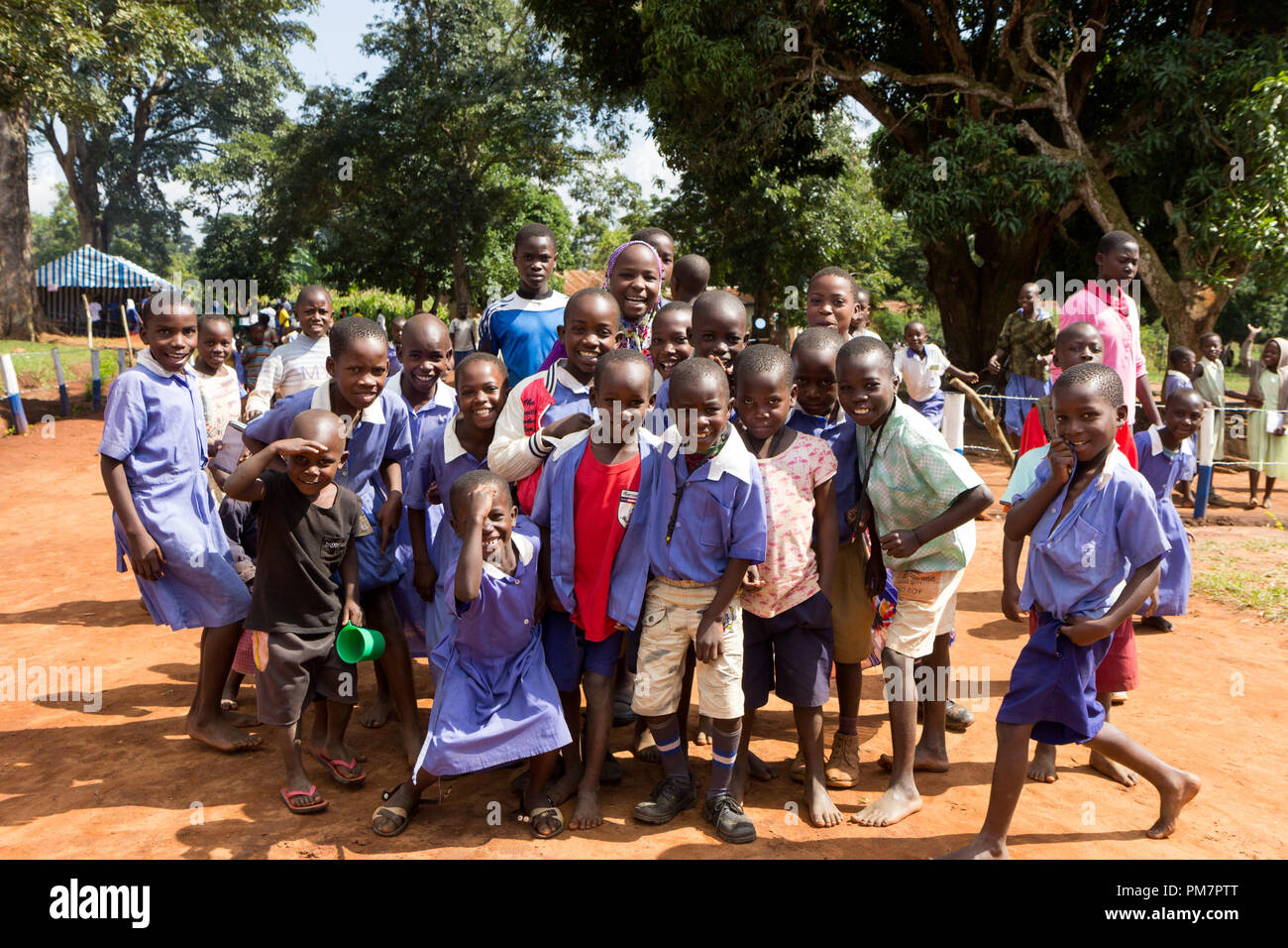 L'Ouganda. Le 30 juin 2017. Un groupe de professionnels le plus souvent enfants d'une école primaire sourire, rire et en agitant. Banque D'Images