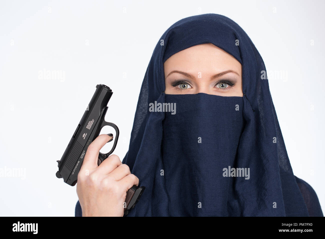 Fille dans un foulard avec une arme à feu Banque D'Images