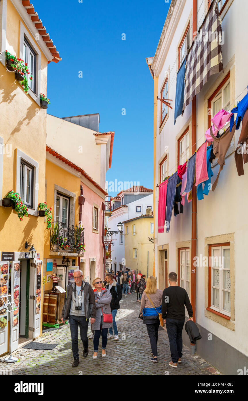 Rua de Santa Cruz de Tenerife à l'extérieur le château Sao Jorge, Alfama, Lisbonne, Portugal Banque D'Images