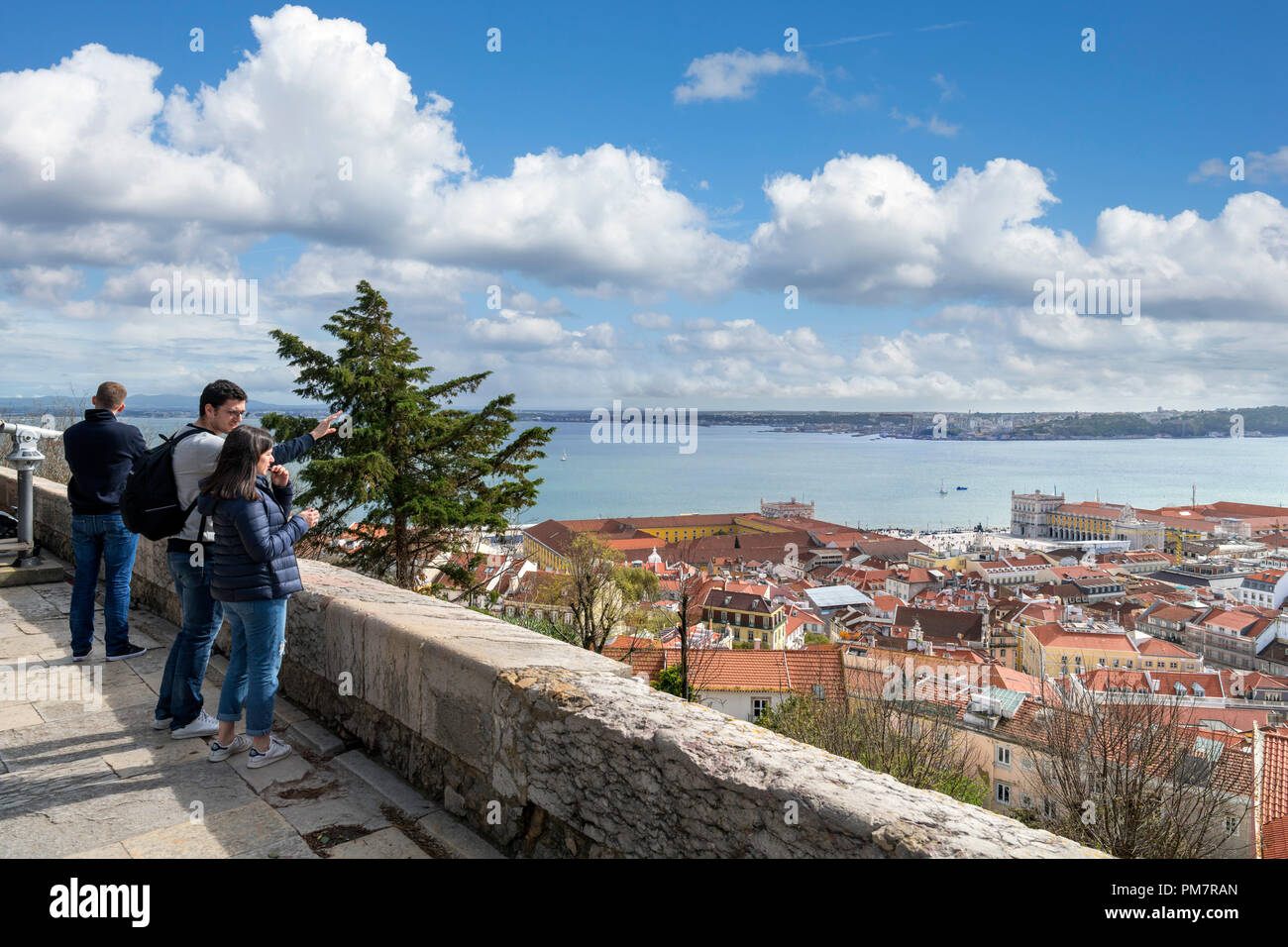 Vue sur la ville depuis les murs de la ville historique de Castelo de Sao Jorge, Lisbonne, Portugal Banque D'Images