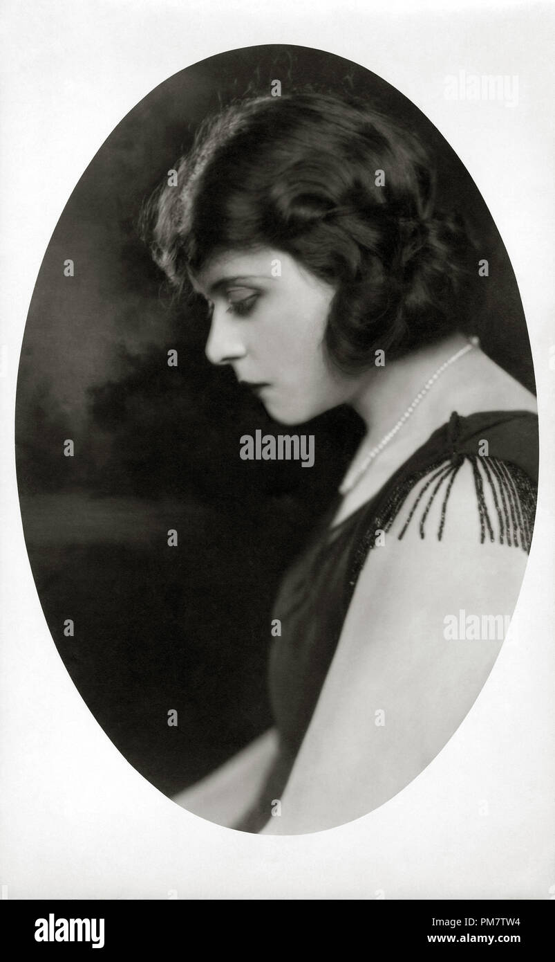 Theda Bara, vers 1917. Référence de fichier #  31386 798 Banque D'Images