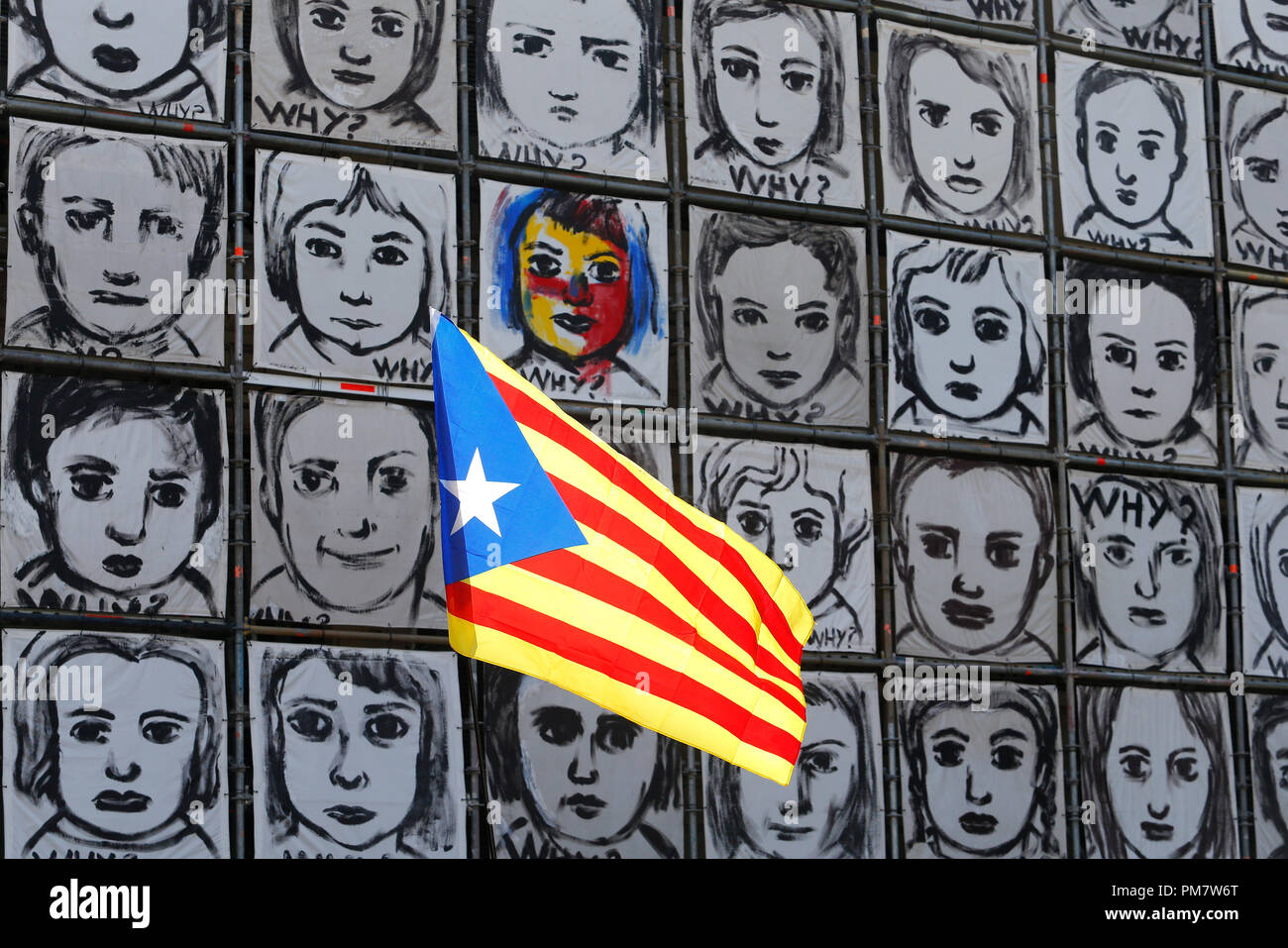 L'ESTELADA Drapeau national catalan, vagues, près d'un mur par l'artiste art Carme seul à Barcelone durant leur Diada, chaque année un nationalisme catalan 24 Banque D'Images