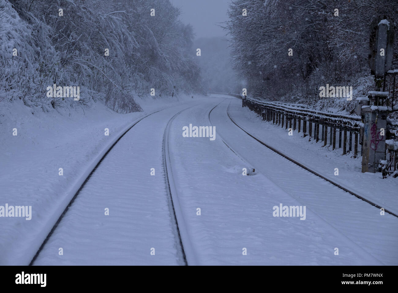 La neige a couvert des rails de chemin de fer dans la campagne anglaise en décembre 2017, les services d'annulation. Banque D'Images