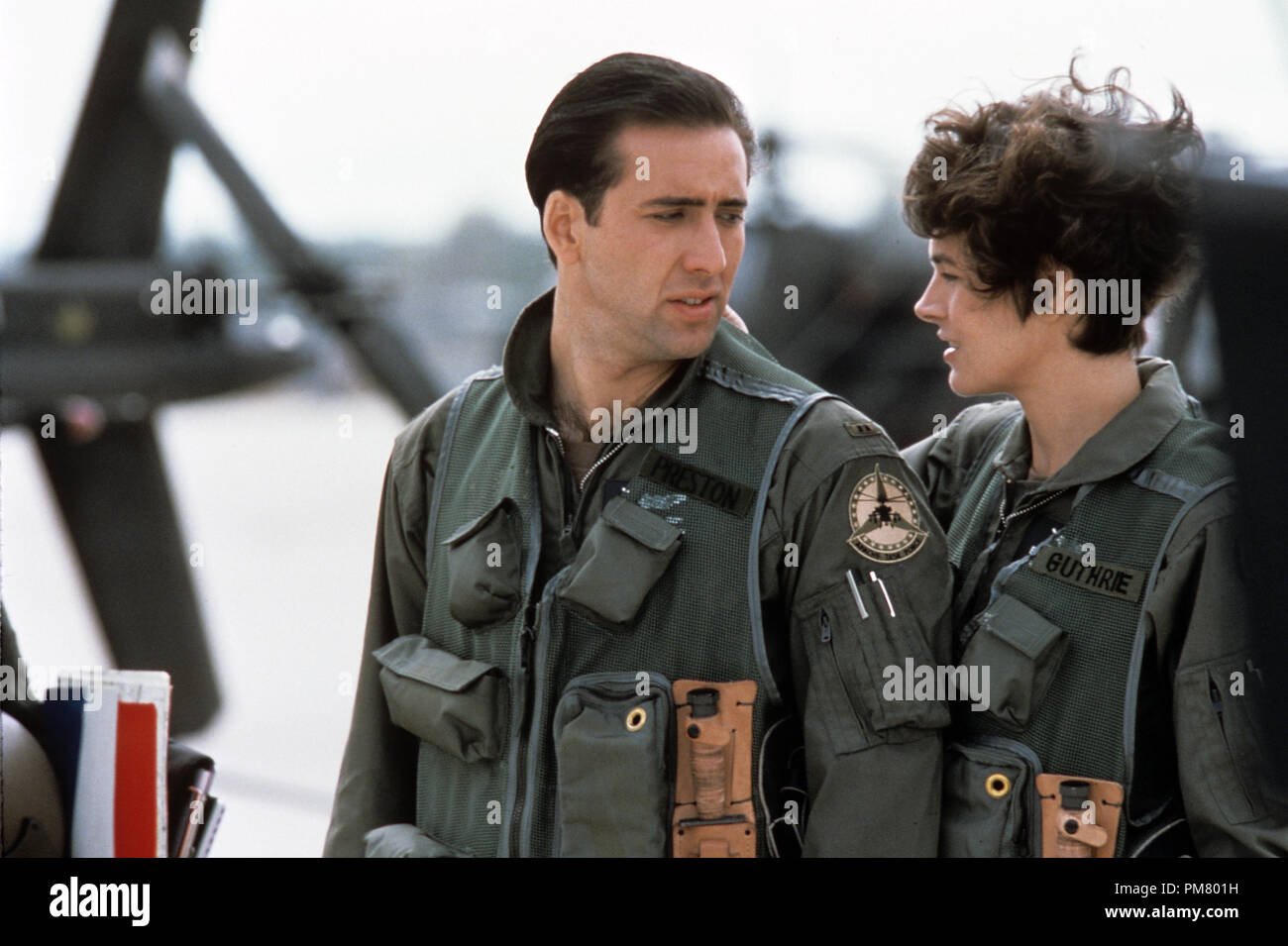 Photo du film ou encore la publicité de 'Fire Birds' Nicolas Cage, Sean Young © 1990 Touchstone Pictures Tous Droits Réservés #  de référence fichier 31571235THA pour un usage éditorial uniquement Banque D'Images