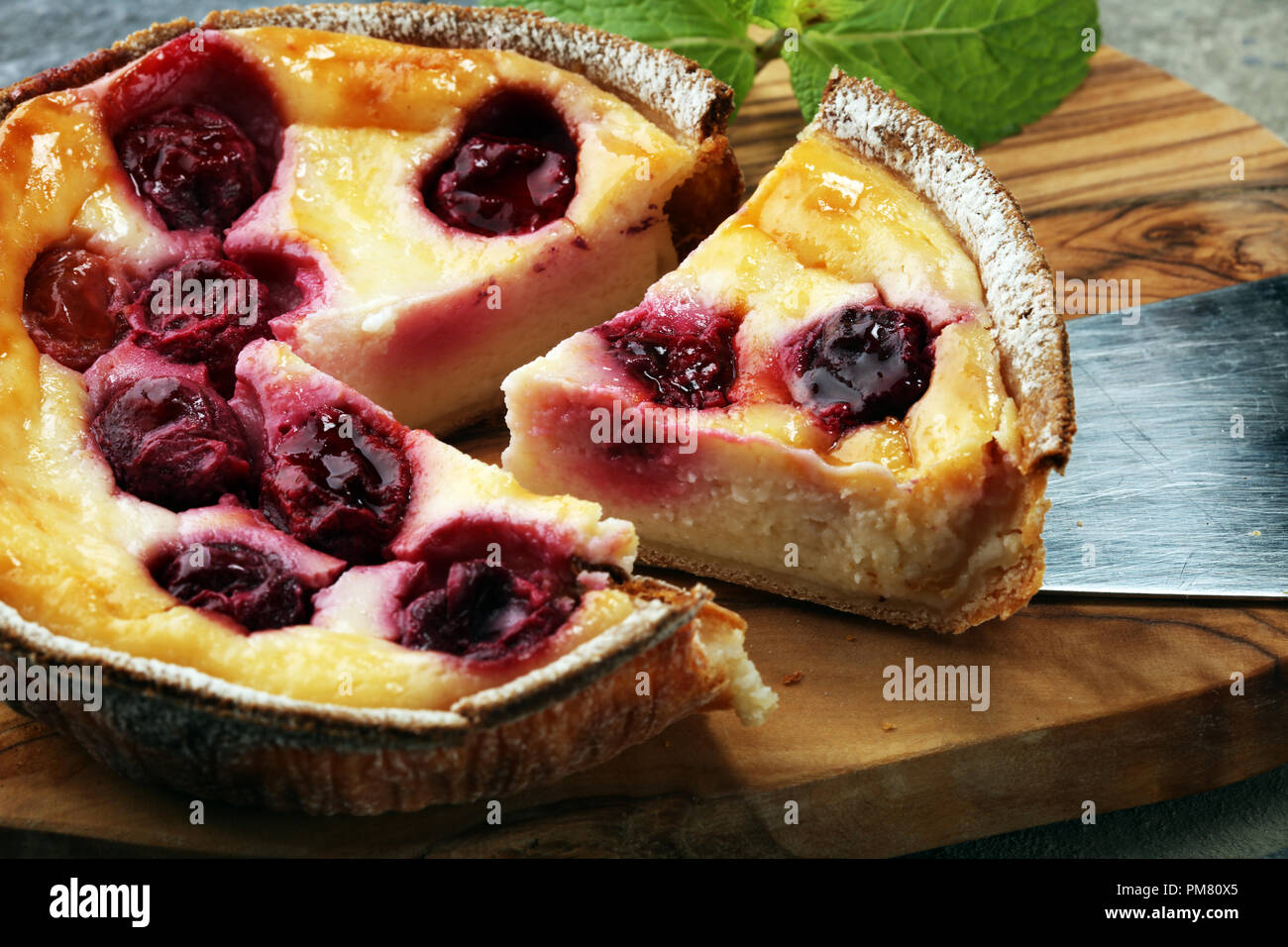 Cherry cheesecake Dessert - Gâteau au fromage avec fruits rouges et sauce à la menthe verte Banque D'Images