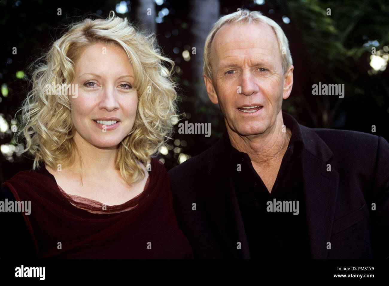 Paul Hogan et Linda Kozlowski, 2001. La reproduction par les tabloïds américains est absolument interdit. © CCR /Le Hollywood Archive - Tous droits réservés référence #  31315_132 Banque D'Images