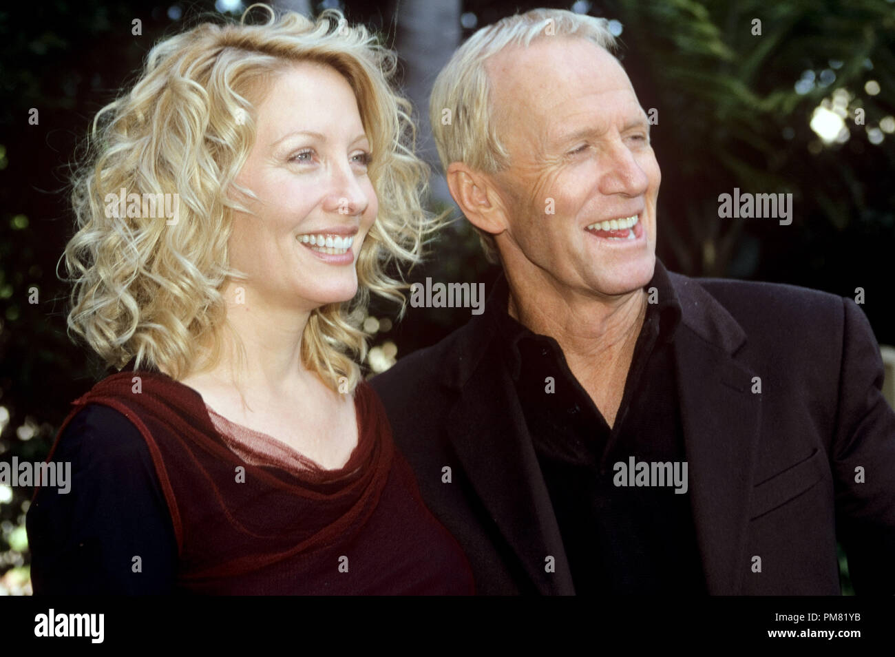 Paul Hogan et Linda Kozlowski, 2001. La reproduction par les tabloïds américains est absolument interdit. © CCR /Le Hollywood Archive - Tous droits réservés référence #  31315_133 Banque D'Images