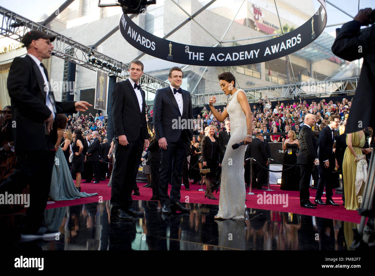 Nicholas Stoller, Jason Segel, et Robin Roberts lors d'arrivées de la 84e congrès annuel de l'Academy Awards d'Hollywood, CA, le 26 février 2012. Banque D'Images