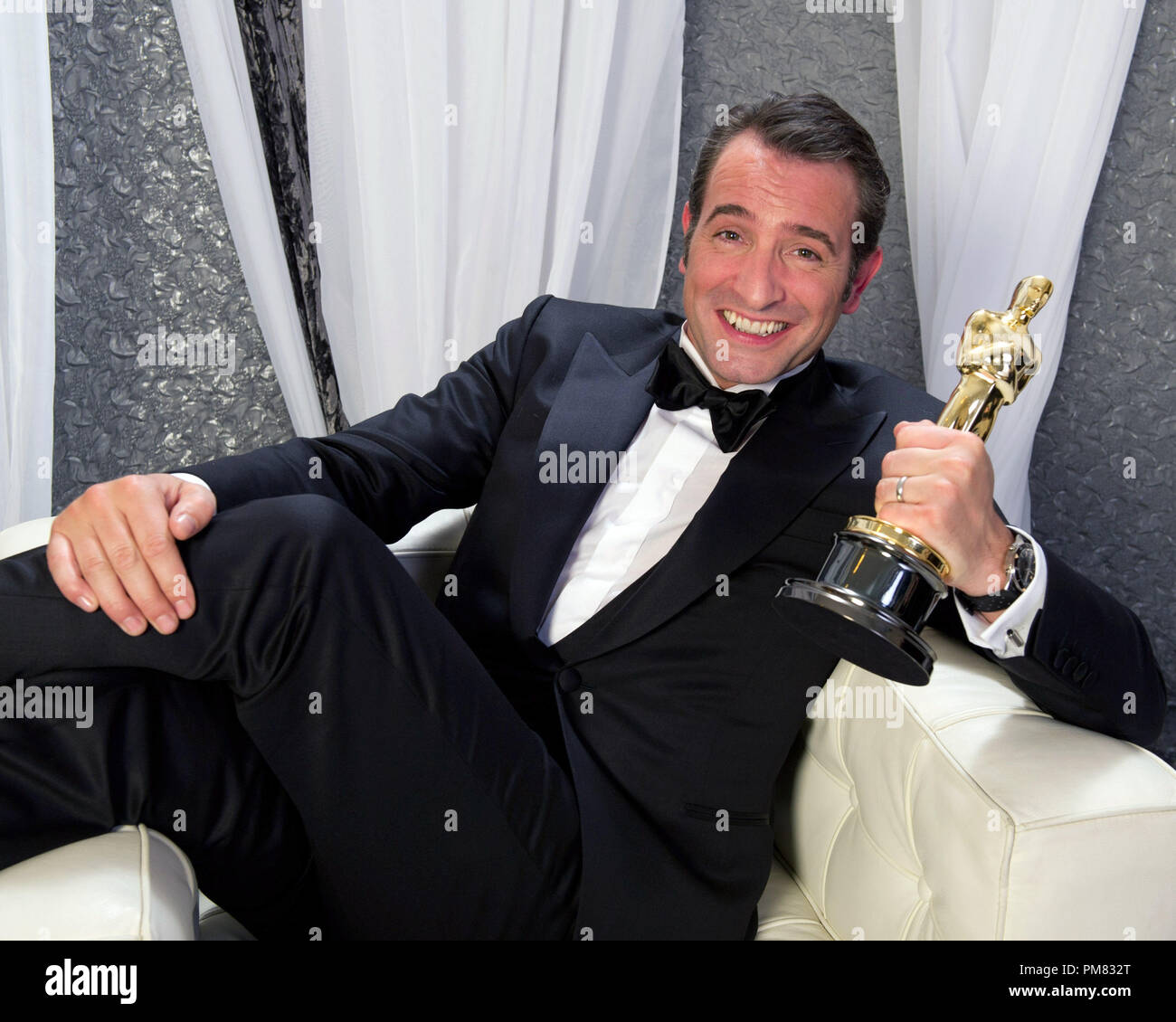 L'acteur oscarisé Jean Dujardin, lauréat pour la performance par un acteur dans un rôle principal pour son rôle dans 'l'artiste', pose dans les coulisses. Le 84e congrès annuel de l'Academy Awards Awards est diffusée en direct sur le réseau de télévision ABC du Hollywood and Highland Center, à Hollywood, CA, Dimanche 26 Février, 2012. Banque D'Images