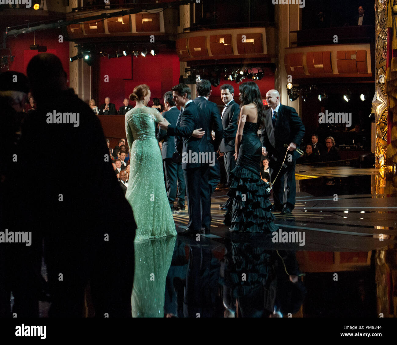Le cast de 'l'artiste' rassembler sur scène pour accepter l'Oscar du meilleur film de Tom Cruise lors de la diffusion sur le réseau de télévision ABC en direct du 84e congrès annuel de l'Academy Awards de l'Hollywood and Highland Center à Hollywood, CA, Dimanche 26 Février, 2012. Banque D'Images