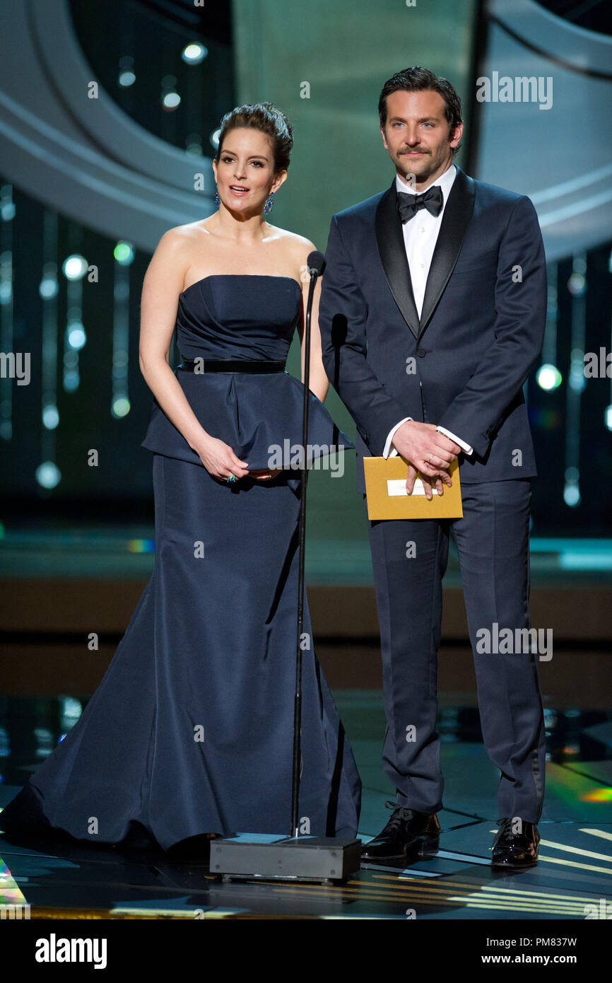 Tina Fey et Bradley Cooper présente lors de la diffusion sur le réseau de télévision ABC en direct du 84e congrès annuel de l'Academy Awards de l'Hollywood and Highland Center, à Hollywood, CA, Dimanche 26 Février, 2012. Banque D'Images