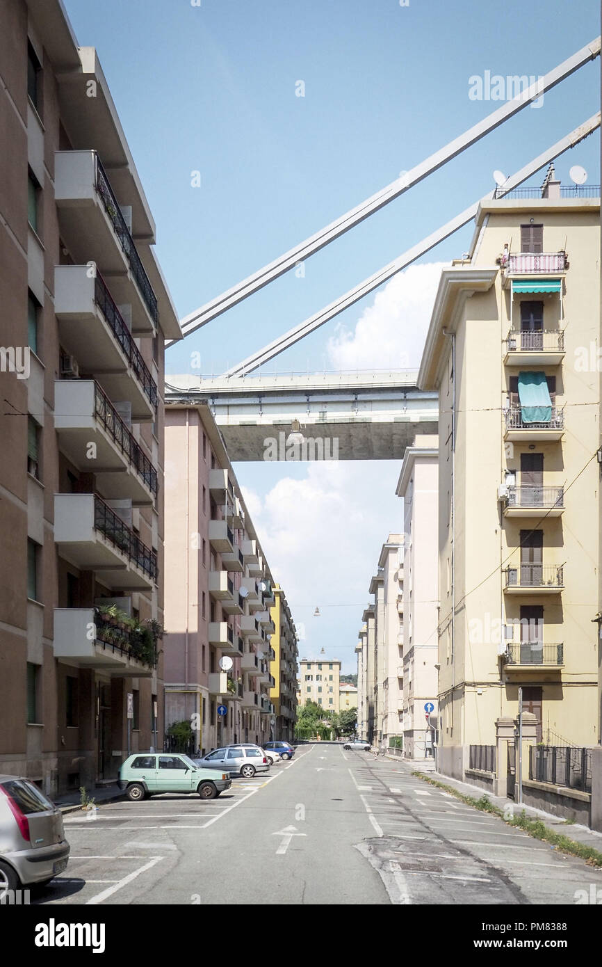 Coulisses jours après l'effondrement de la ponte Morandi, le pont de l'autoroute A10 qui relie Gênes à sa ville de l'ouest, puis à Savone et de Vintimille, s'est effondré près de la ville italienne, de l'effondrement des véhicules a vu tomber quelques 100m (328ft). Doté d''atmosphère : où : Gênes, Ligurie, Italie Quand : 17 août 2018 Credit : IPA/WENN.com **Uniquement disponible pour publication au Royaume-Uni, USA, Allemagne, Autriche, Suisse** Banque D'Images