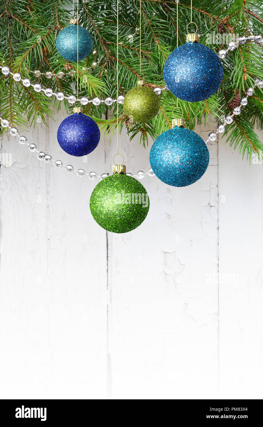 Décoration De Noël Boules Vert Et Bleu Branches Sur Un Fond
