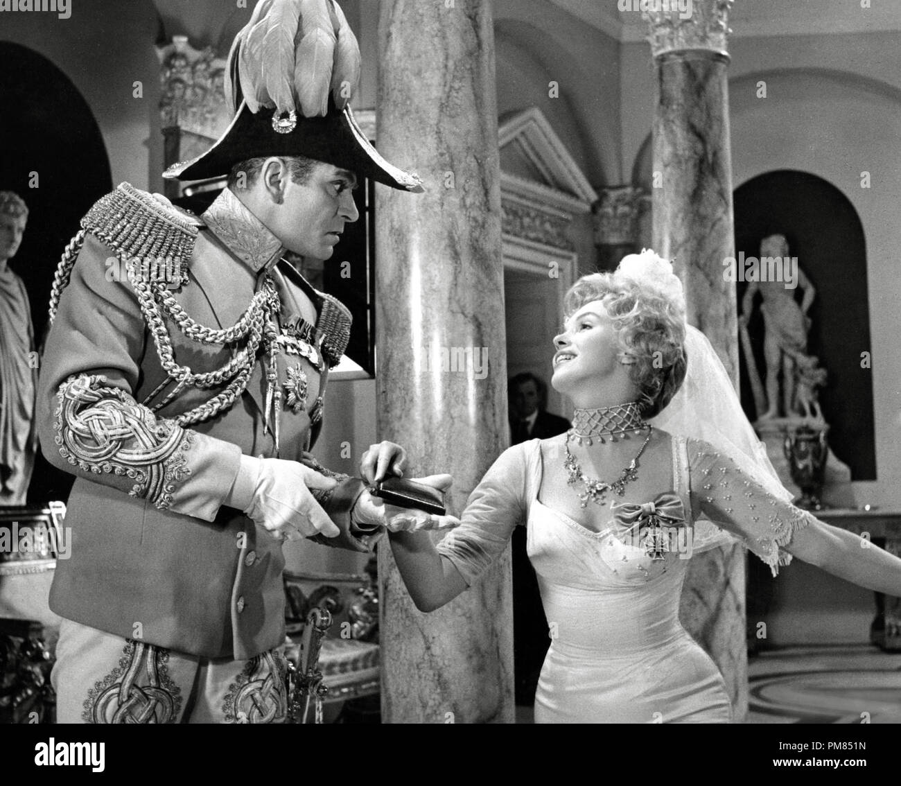 (Archivage classique du cinéma - Marilyn Monroe rétrospective) 'The Prince and the Showgirl' Laurence Olivier, Marilyn Monroe 1957 Warner Cinema Publishers Collection de référence de dossier 31479 065THA Banque D'Images