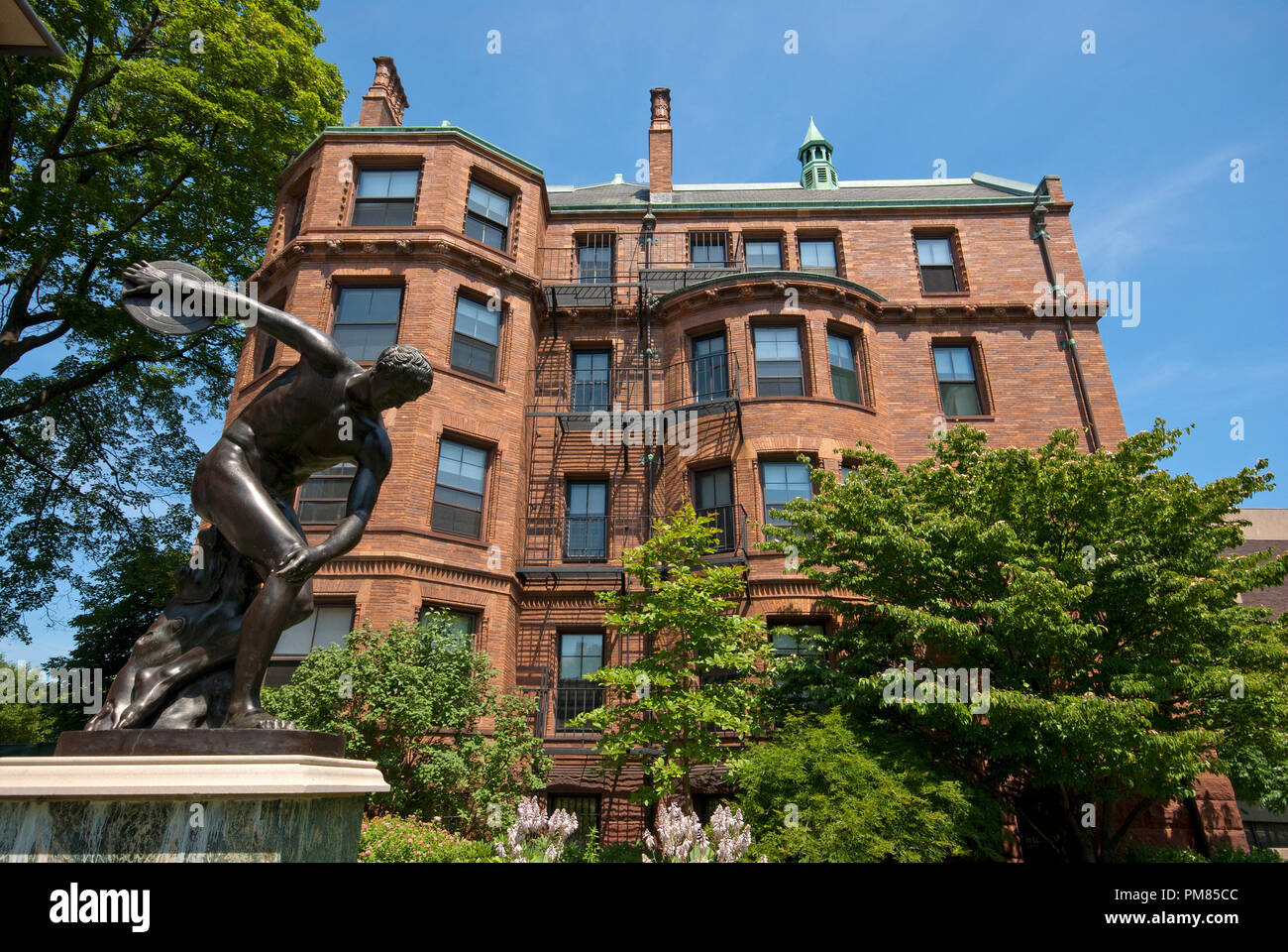 Lanceur de disque et statue de l'ancien bâtiment de l'Université de Harvard, Cambridge, Boston, comté de Middlesex, Massachusetts, USA Banque D'Images