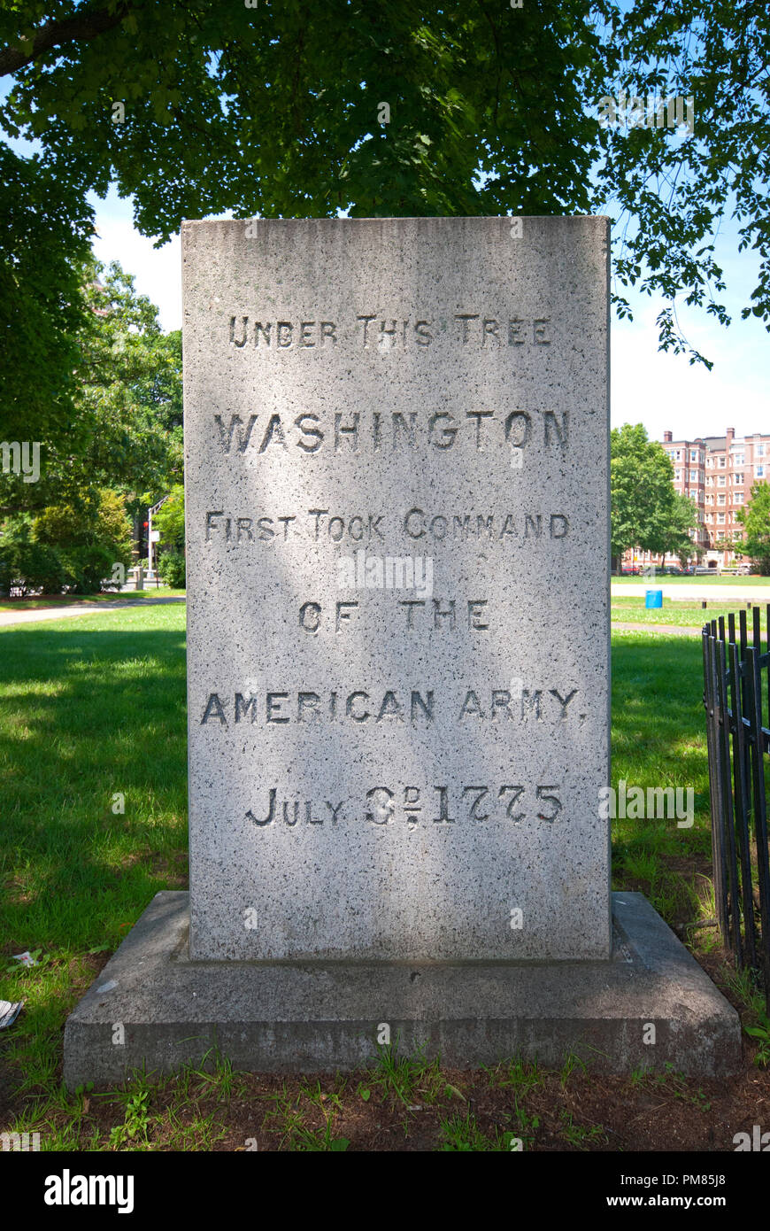Pierre commémorative marquant site où George Washington a pris le commandement de l'armée américaine, Boston, Cambridge, comté de Middlesex, Massachusetts, USA Banque D'Images