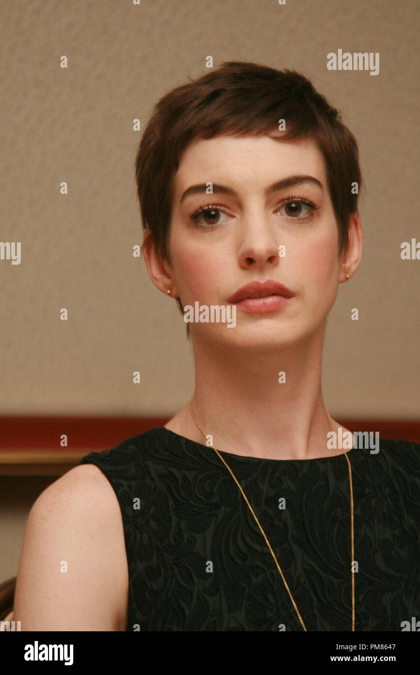 Anne Hathaway 'The Dark Knight Rises' Session de portrait, le 8 juillet 2012. La reproduction par les tabloïds américains est absolument interdit. Référence #  31572 Fichier 080CCR pour un usage éditorial uniquement - Tous droits réservés Banque D'Images