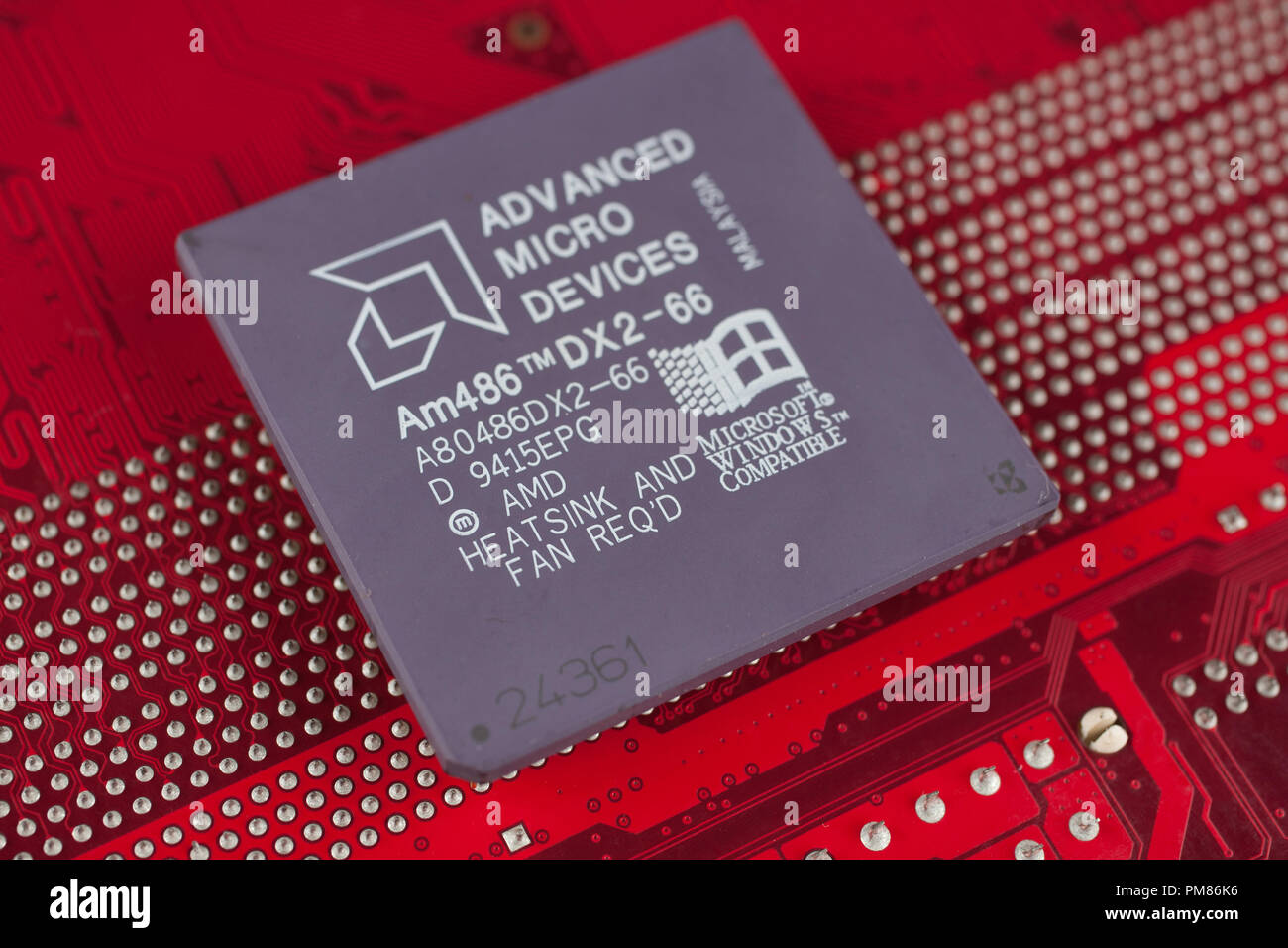 Kiev, UKRAINE - le 28 juillet 2018. Processeur AMD 486DX2 sur le circuit de sélection. Banque D'Images
