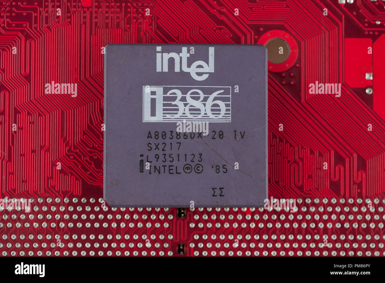 Kiev, UKRAINE - le 28 juillet 2018. Processeur Intel 386 rouge sur circuit imprimé. Banque D'Images