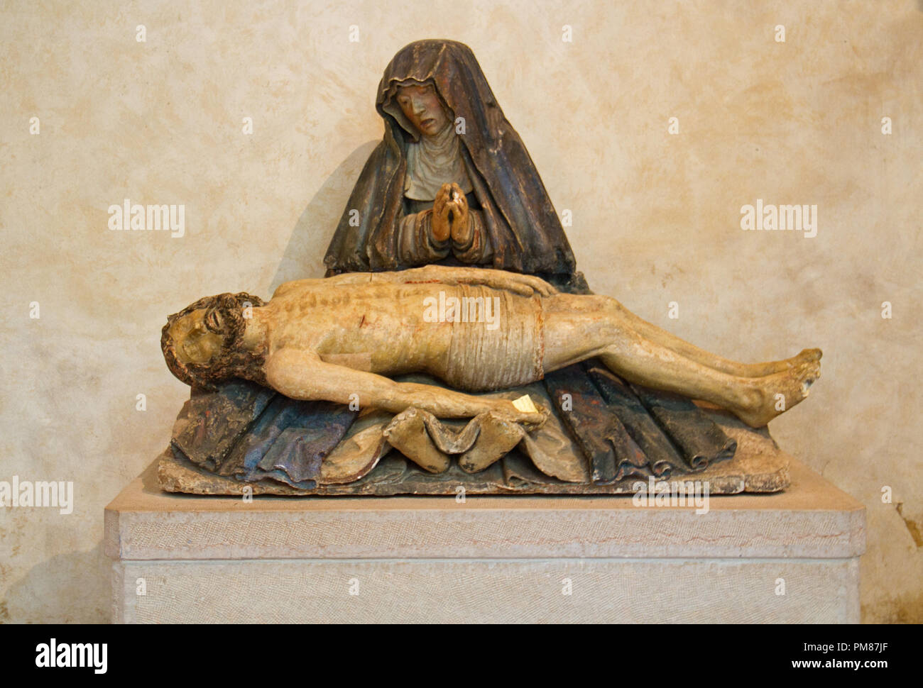 Pieta, statue de Marie et Jésus dans Notre Dame collégiale, Dole, Jura, France Banque D'Images