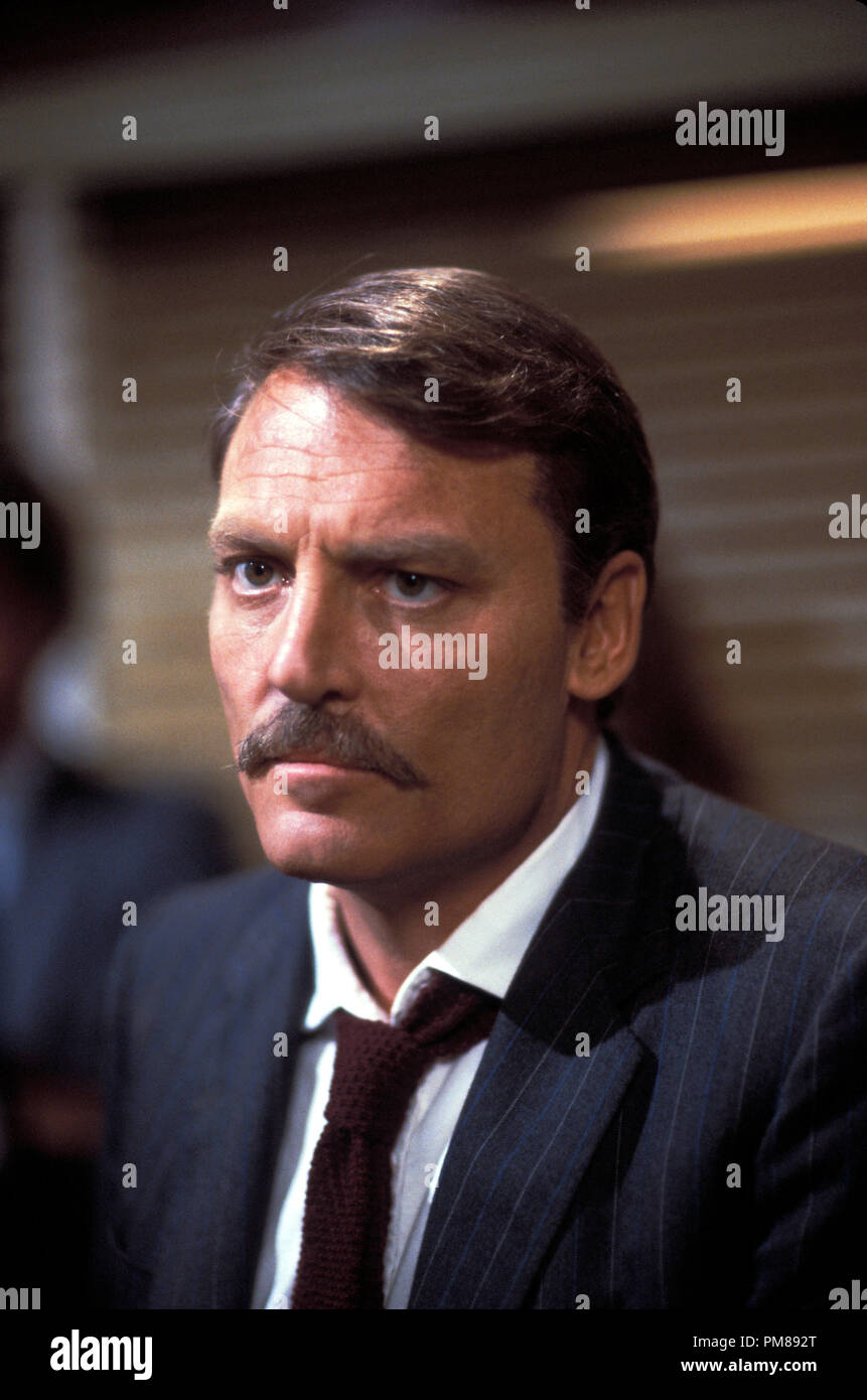 Publicité studio de Mickey Spillane encore "Mike Hammer" Stacy Keach 1984 Tous droits réservés de la référence du fichier # 31706268THA pour un usage éditorial uniquement Banque D'Images