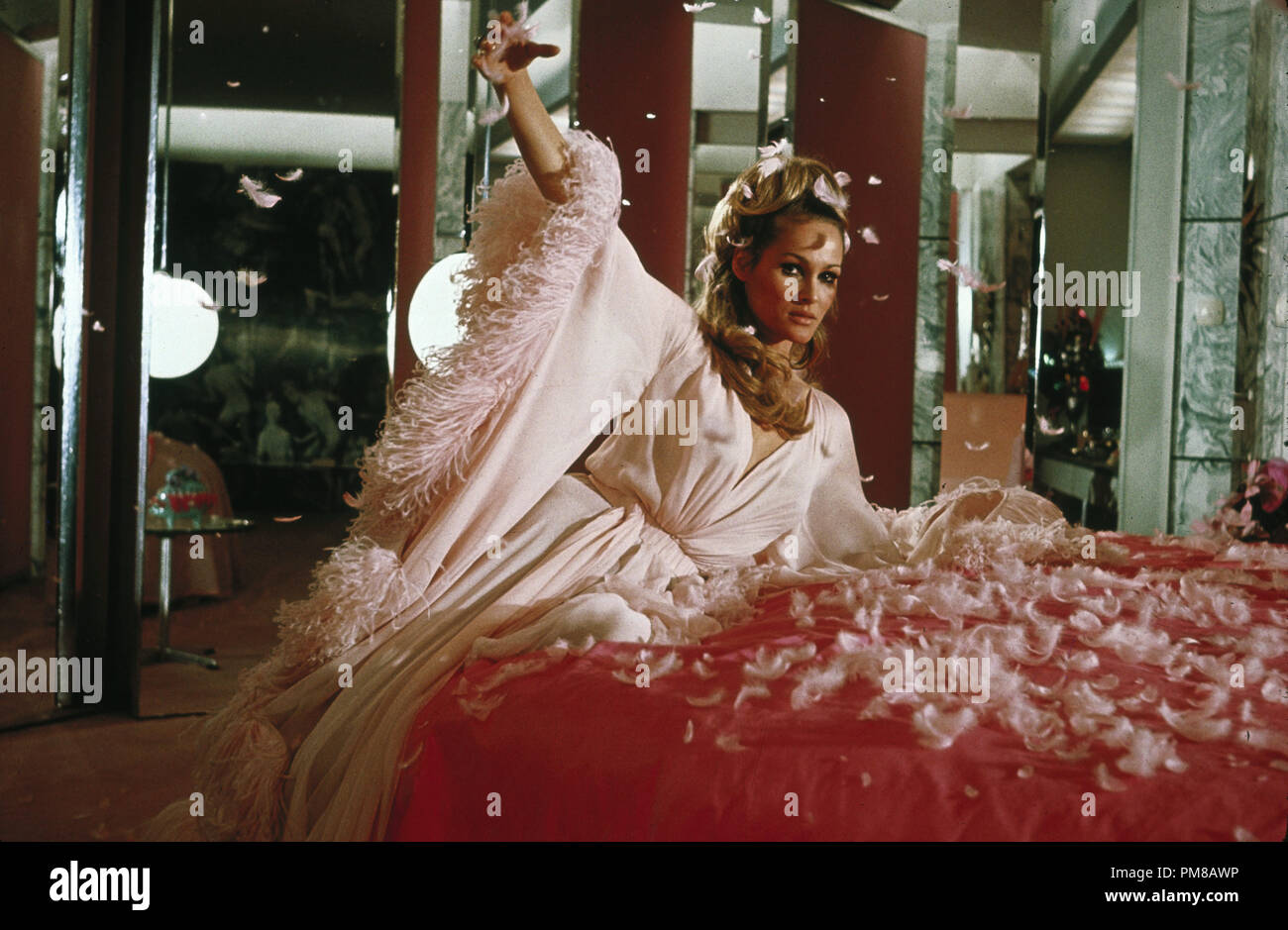 Publicité Studio : Toujours 'Casino Royale' Ursula Andress 1967 Colombie-Britannique Référence de fichier #  31781 012 Banque D'Images Publicité Studio : Toujours 'Casino Royale' Ursula Andress 1967 Colombie-Britannique Référence de fichier #  31781 012 Banque D'Images