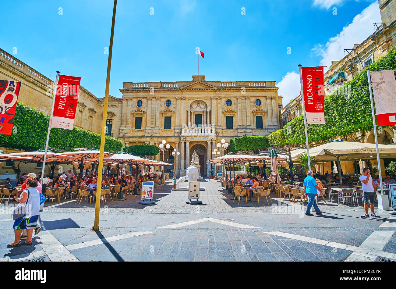 La Valette, MALTE - 17 juin 2018 : la pittoresque cafés en plein air sur la place de la République avec une vue sur la Bibliothèque Nationale de Malte sur l'arrière-plan, le 17 juin à Val Banque D'Images
