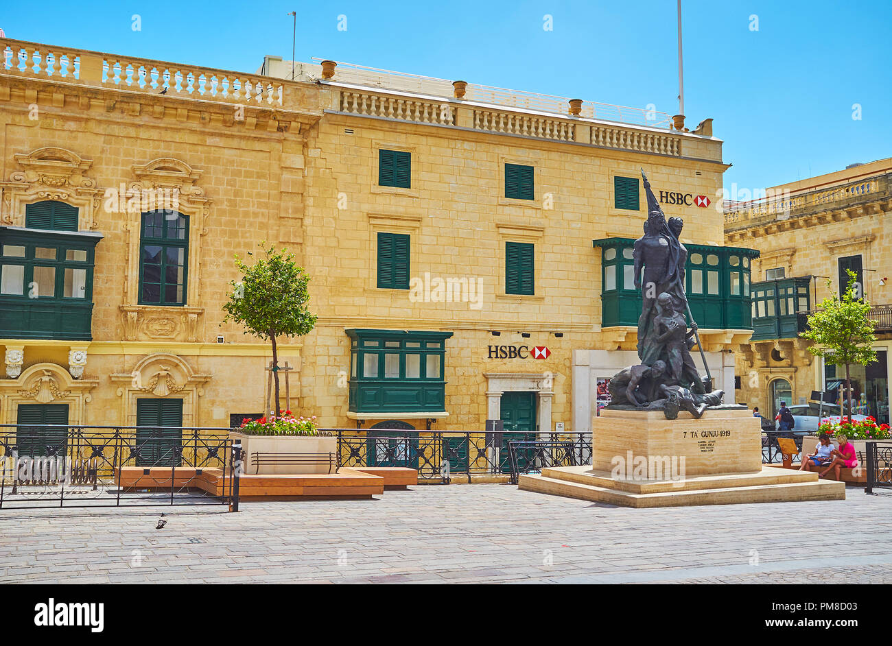 La Valette, MALTE - 17 juin 2018 : La Sette Giugno Monument à St George's Square (Place du Palais) avec pittoresque vieille ville sur l'arrière-plan, le 17 juin i Banque D'Images