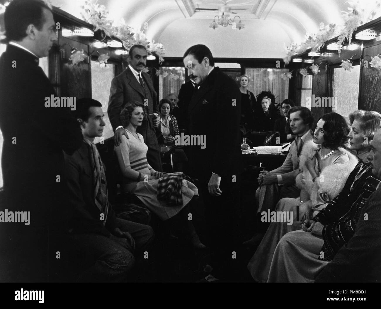 Studio publicité film still de "meurtre sur l'Orient Express' Anthony Perkins, Sean Connery, Albert Finney, Michael York, 1974 Lauren Bacall Films EMI référence #  31955 Fichier 489THA Banque D'Images
