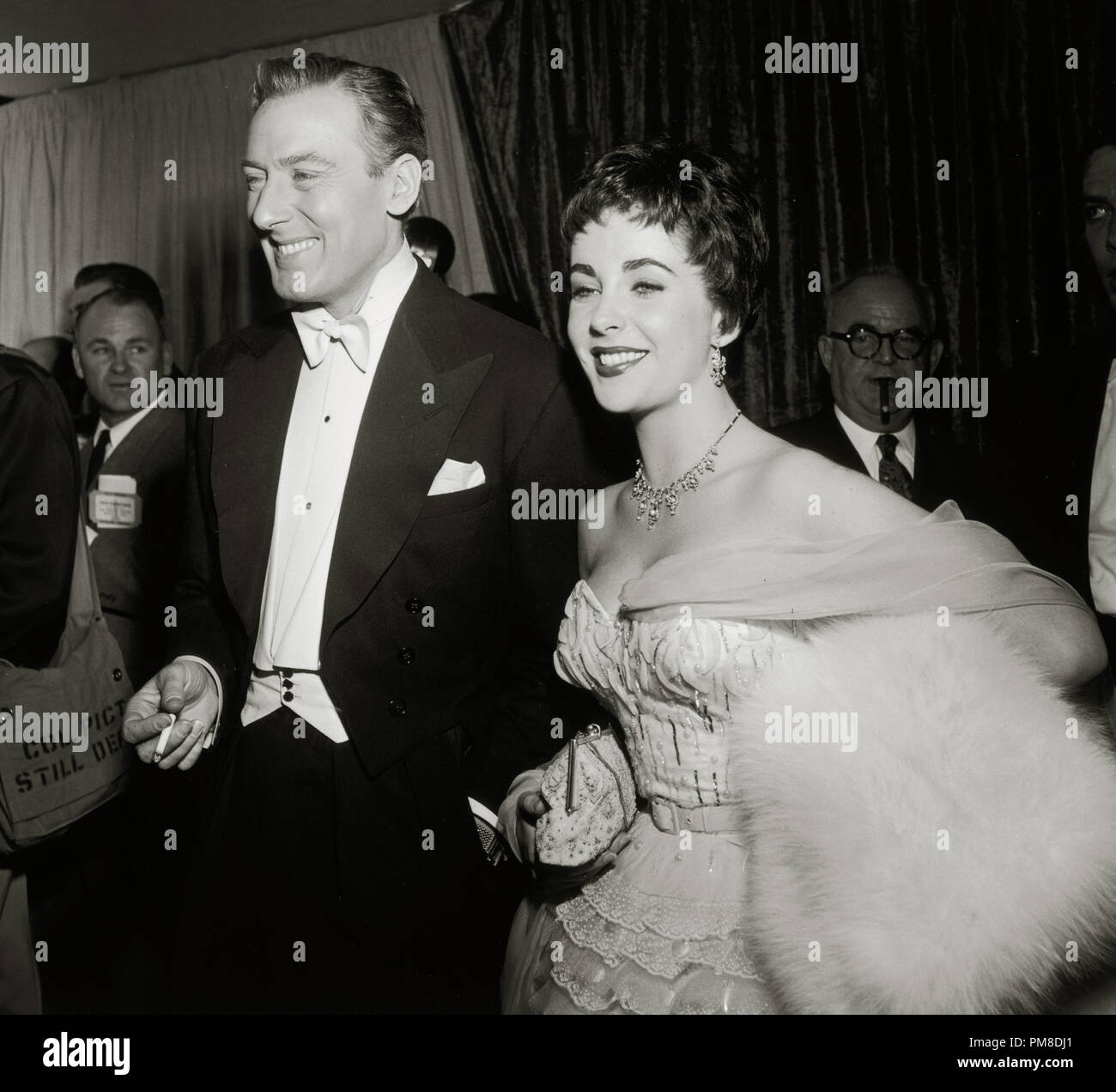 Elizabeth Taylor avec son deuxième mari, l'acteur britannique Michael Wilding à la 26e annuelle des Academy Awards, 1954 Référence #  31955 Fichier 603THA Banque D'Images