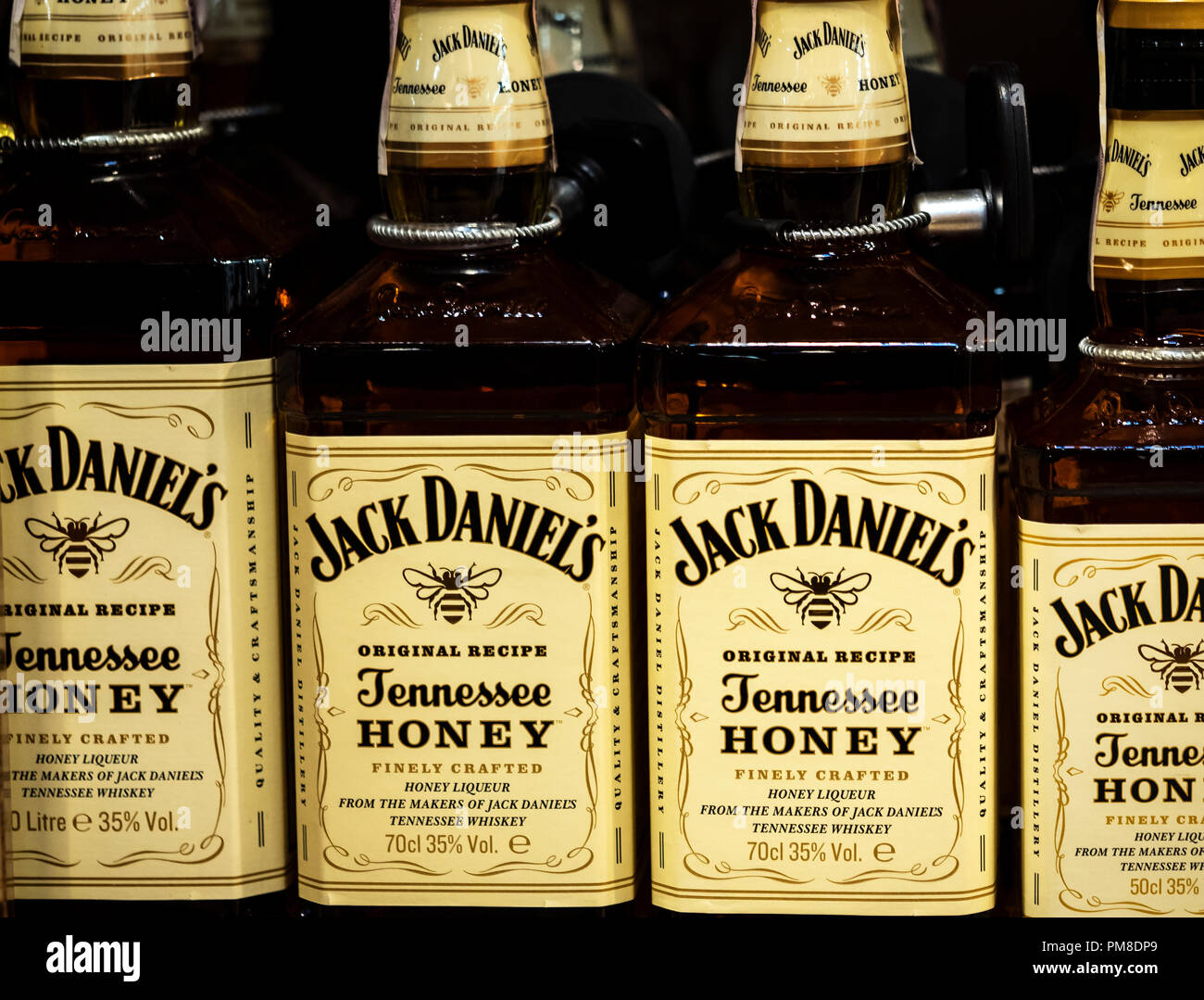 Jack Daniel's whiskey vu sur l'étagère du magasin. Jack Daniel's est une marque de Tennessee whiskey et les meilleures ventes de whisky américain dans le monde. Banque D'Images