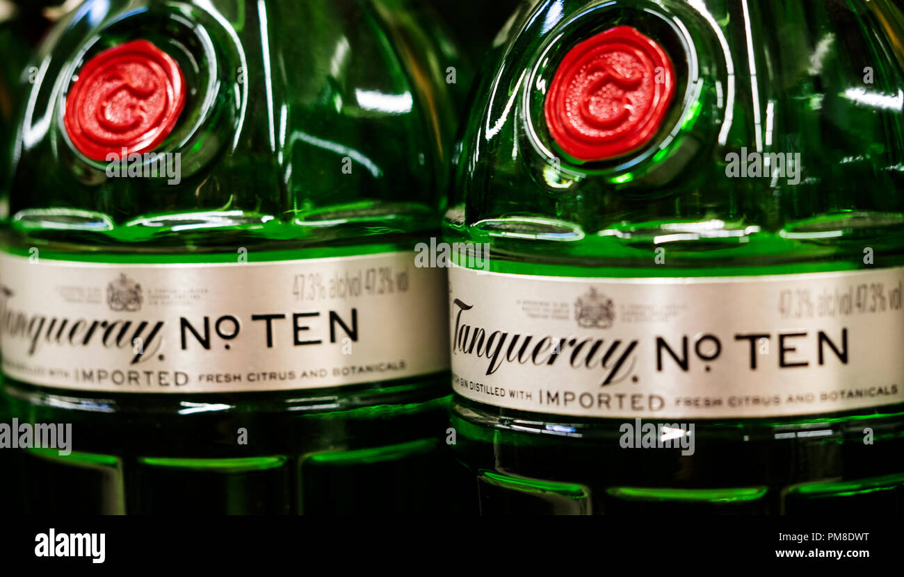 Tanqueray gin est vu dans le magasin. Tanqueray est une marque de gin produite par Diageo plc et commercialisés dans le monde entier. Bien qu'originaire de Londres, il est maintenant produit en Ecosse. Banque D'Images Tanqueray gin est vu dans le magasin. Tanqueray est une marque de gin produite par Diageo plc et commercialisés dans le monde entier. Bien qu'originaire de Londres, il est maintenant produit en Ecosse. Banque D'Images