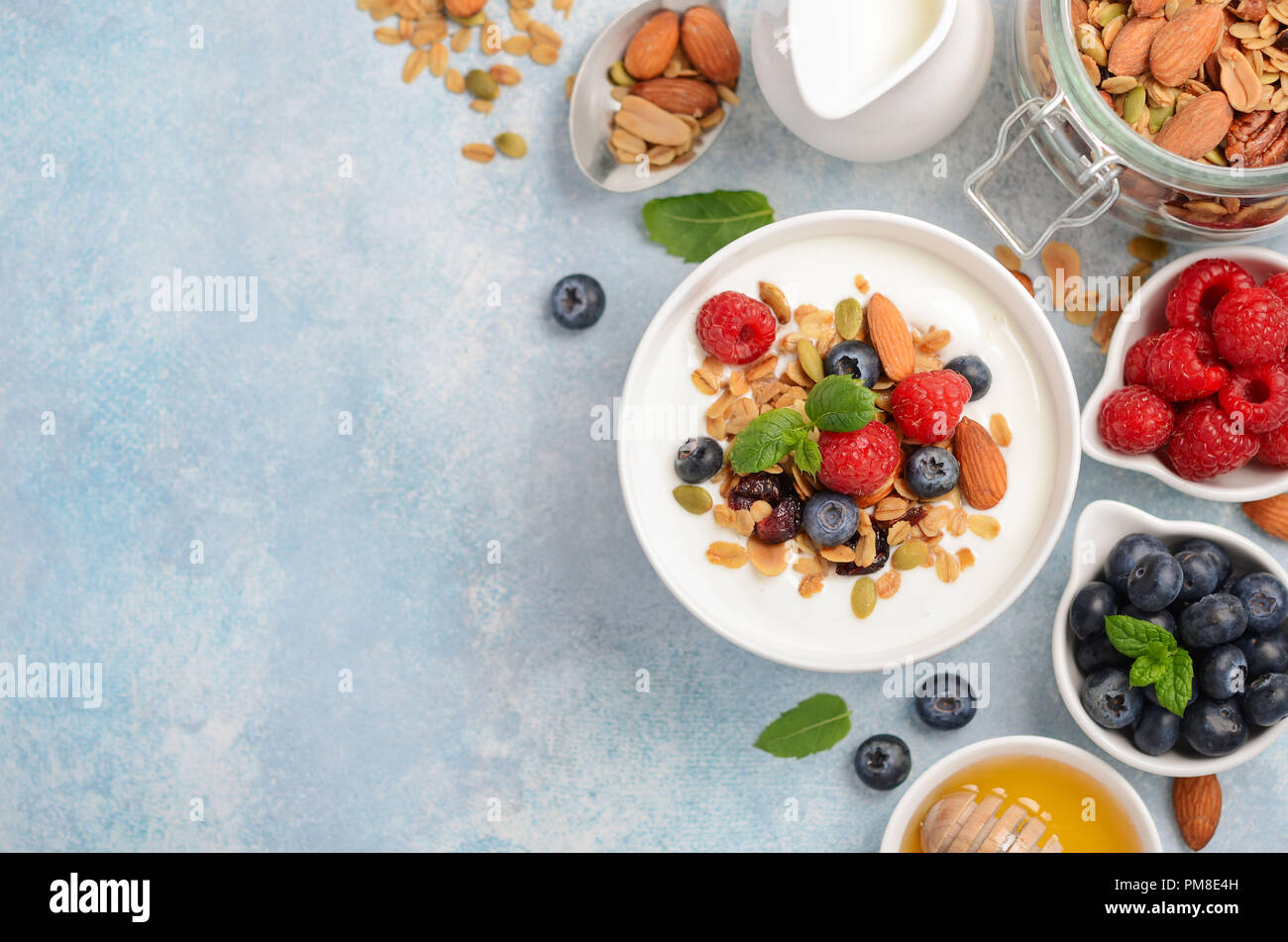 Granola fait maison avec du yogourt et petits fruits frais, petit-déjeuner sain concept. Banque D'Images