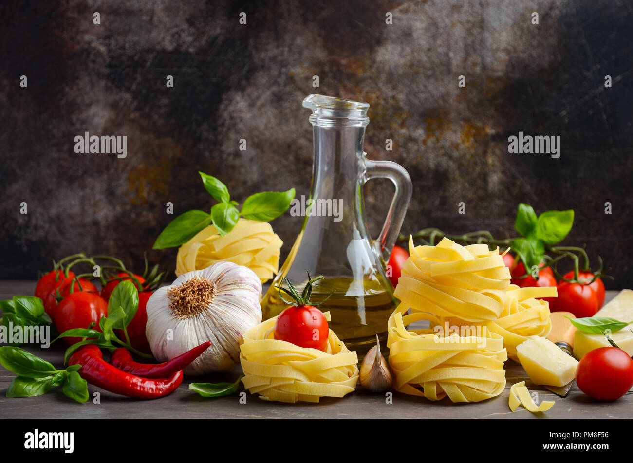 Pâtes, légumes, herbes et épices pour la cuisine italienne sur le background, selective focus. Banque D'Images