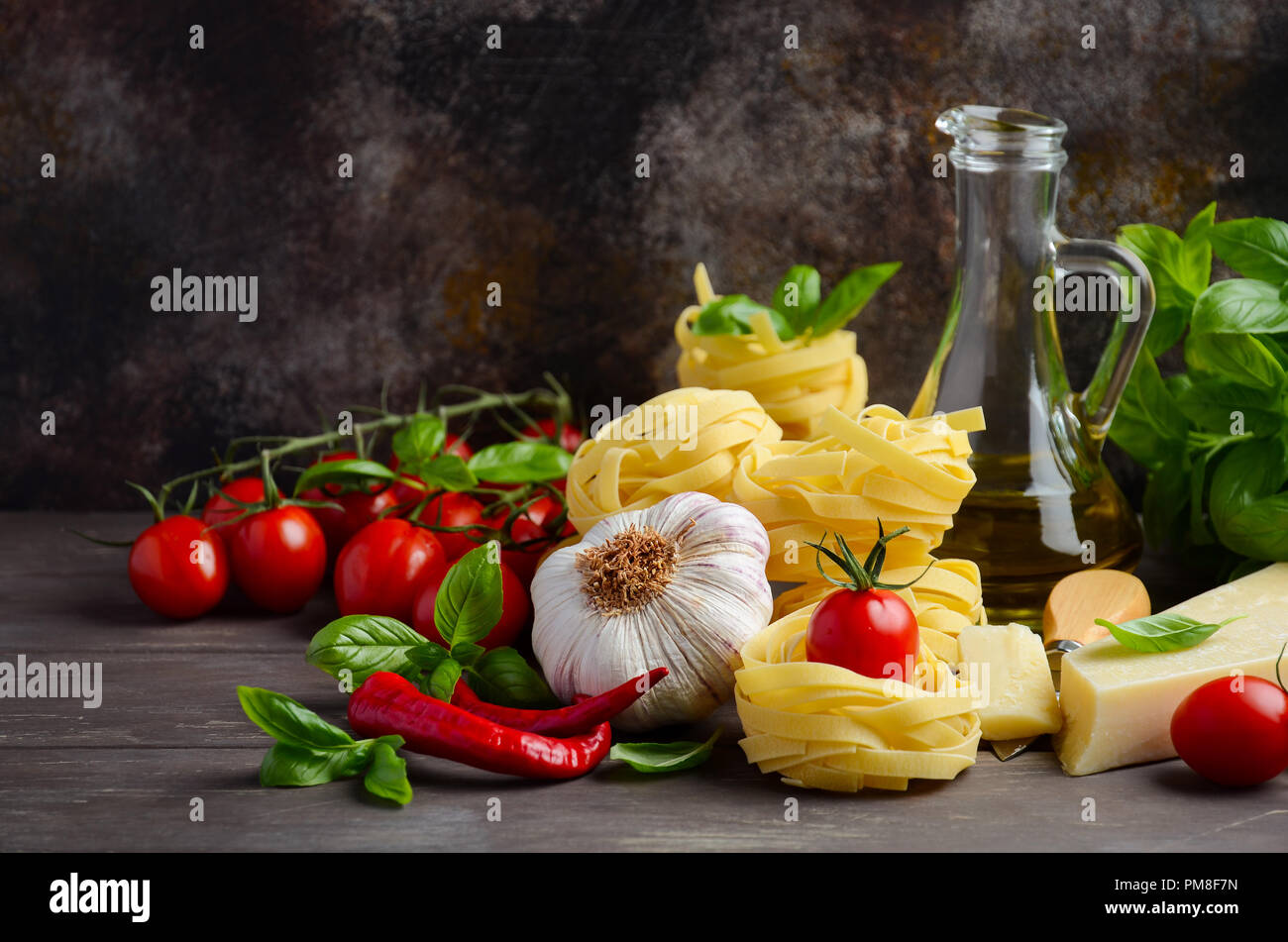 Pâtes, légumes, herbes et épices pour la cuisine italienne sur le background, selective focus. Banque D'Images