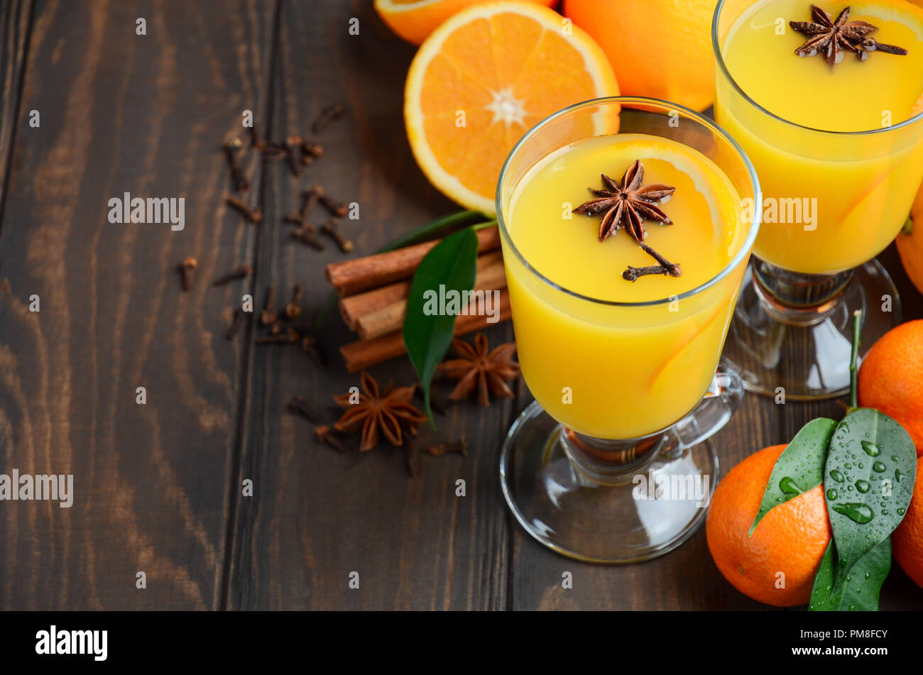 Automne Hiver chaud cocktail Punch orange épicé de cannelle et de girofle Anis Selective Focus Banque D'Images
