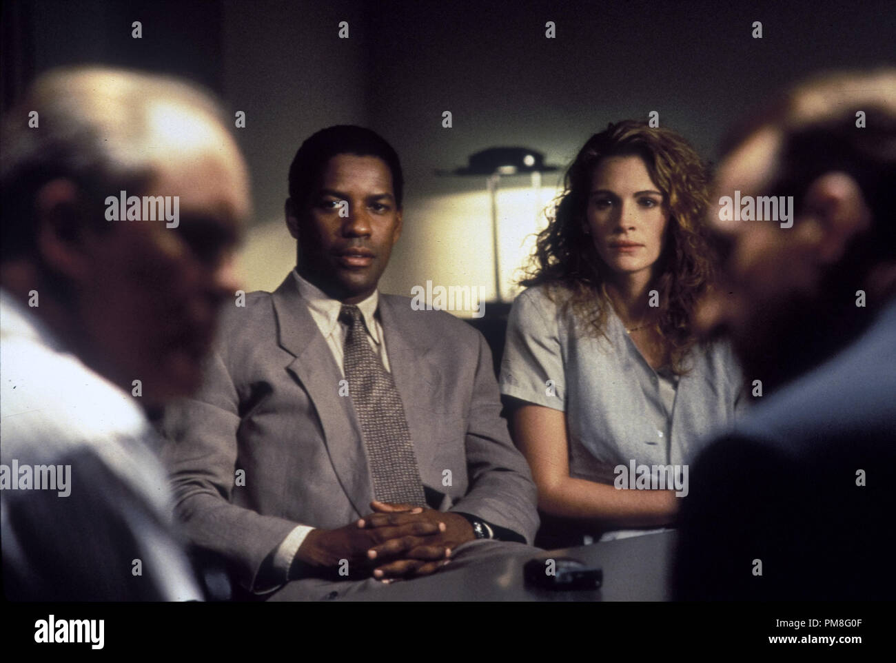 Photo du film / publicité toujours de 'The Pelican Brief' Denzel Washington, Julia Roberts © 1993 Warner Crédit de photo : Ken Regan Référence #  31371070THA pour un usage éditorial uniquement Tous droits réservés Banque D'Images