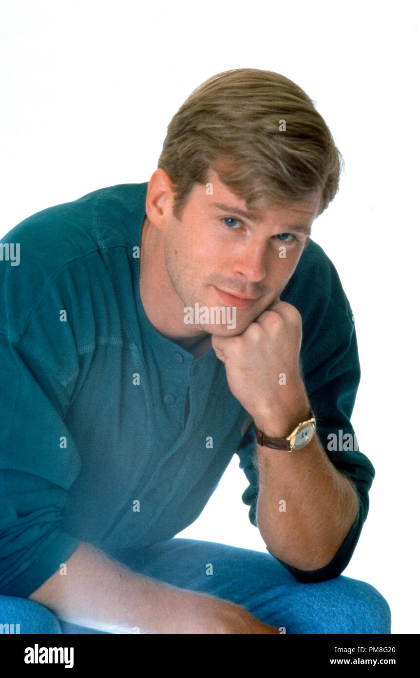 Photo du film / publicité toujours de 'The Crush' Cary Elwes © 1993 Warner Référence de fichier #  31371108THA pour un usage éditorial uniquement Tous droits réservés Banque D'Images