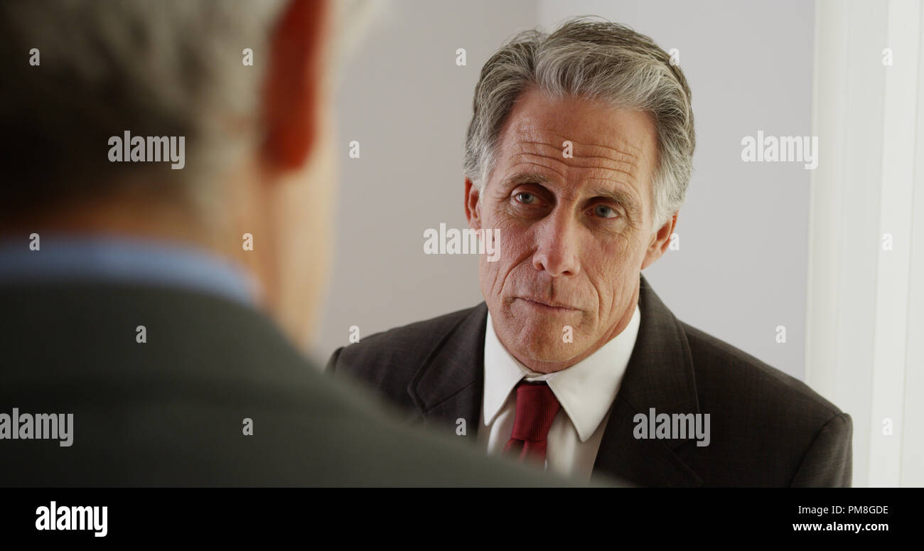 Les hauts hommes d'avoir une conversation dans le bureau Banque D'Images