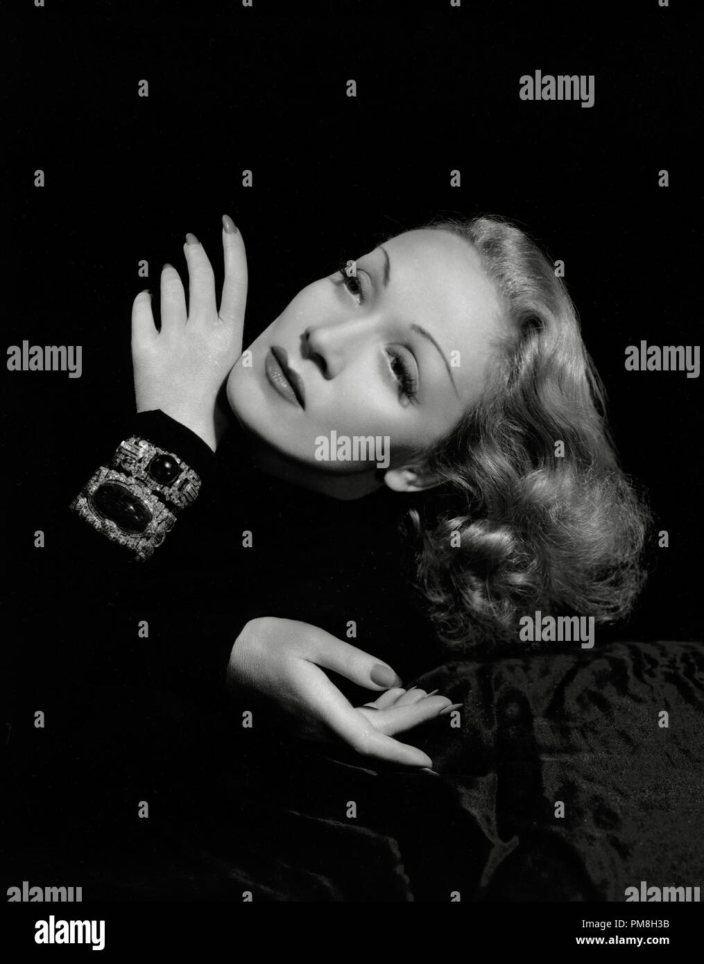 (Archivage classique du cinéma - Rétrospective Marlene Dietrich Marlene Dietrich) vers 1935 Collection Cinéma Référence #  31496 Fichier 012THA Banque D'Images