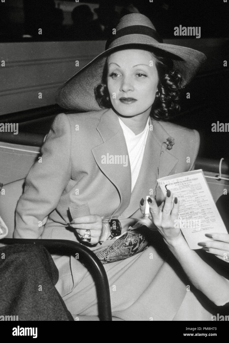 (Archivage classique du cinéma - Rétrospective) Marlene Dietrich Marlene Dietrich, vers 1947 Collection Cinéma Référence #  31496 Fichier 061THA Banque D'Images
