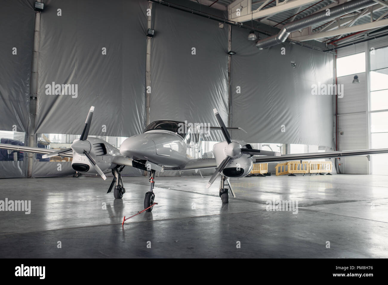 Les avions à turbopropulseurs airplane in hangar, l'avion sur l'inspection avant vol.Affaires de transport aérien sur l'avion à turbopropulseurs Banque D'Images