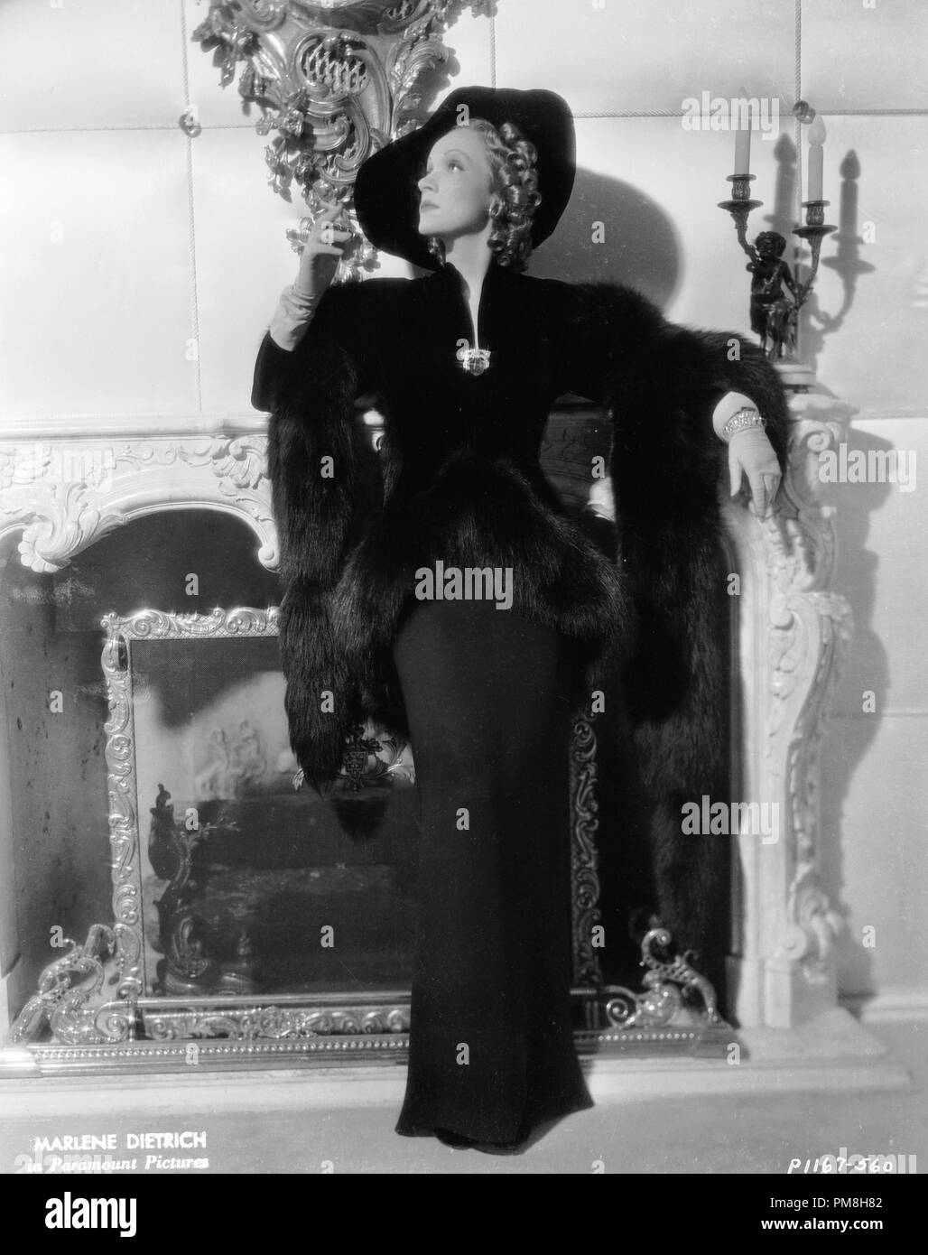 (Archivage classique du cinéma - Rétrospective) Marlene Dietrich Marlene Dietrich, vers 1937 Collection Cinéma Référence #  31496 Fichier 072THA Banque D'Images