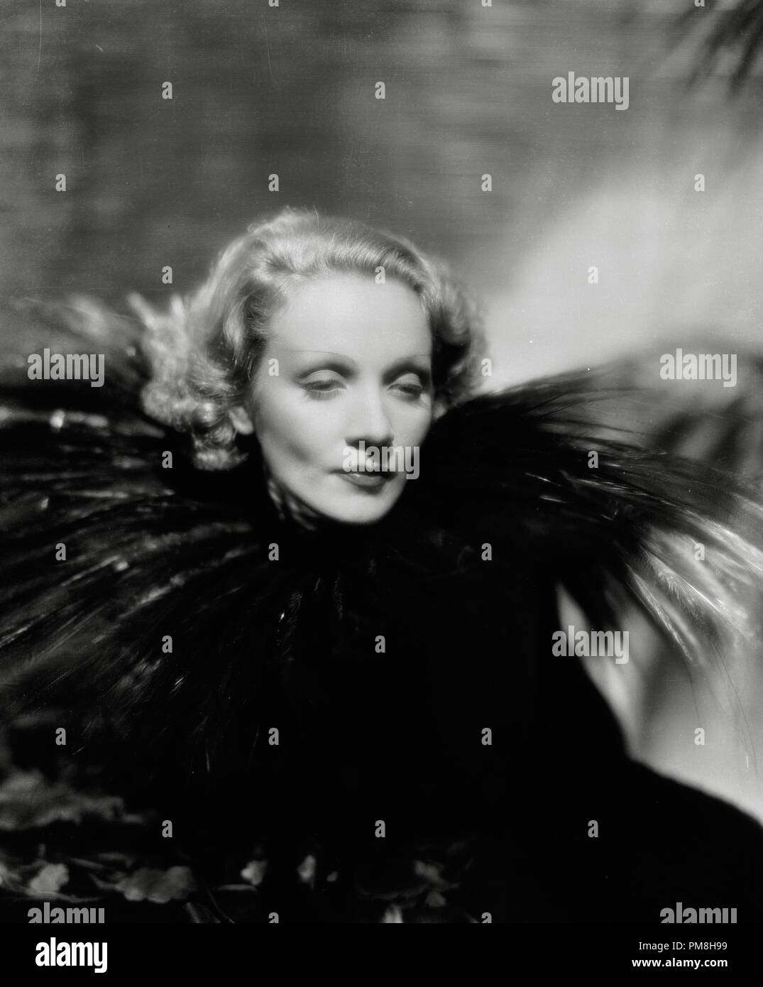 (Archivage classique du cinéma - Rétrospective Marlene Dietrich Marlene Dietrich) vers 1932 Collection Cinéma Référence #  31496 Fichier 088THA Banque D'Images