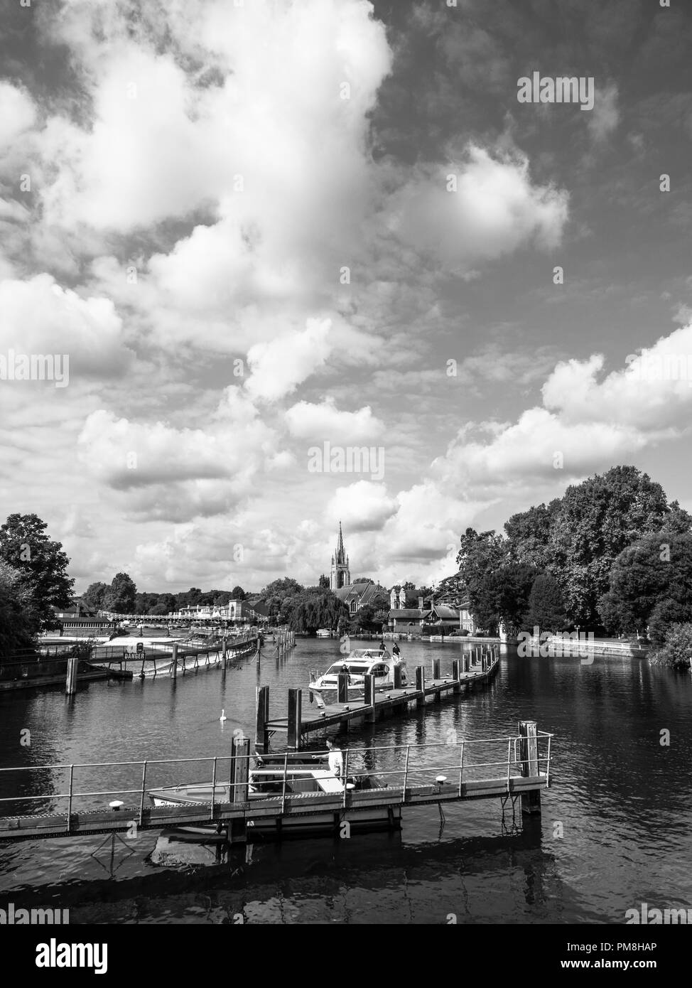 Tamise à Marlow Marlow,avec Bridge et All Saints Church, Buckinghamshire, Angleterre, RU, FR. Banque D'Images