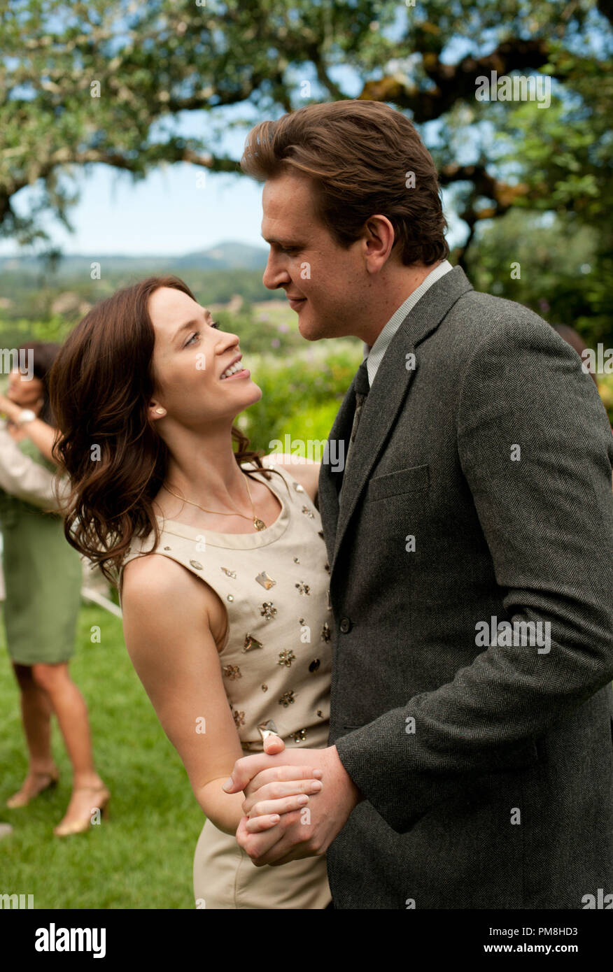 Violet (EMILY BLUNT) et Tom (Jason Segel) continuent de s'est déclenché sur la longue marche vers l'autel dans le Plan quinquennal de l'engagement, la nouvelle comédie irrévérencieuse qui reteams le directeur et écrivain/star de Forgetting Sarah Marshall. Banque D'Images