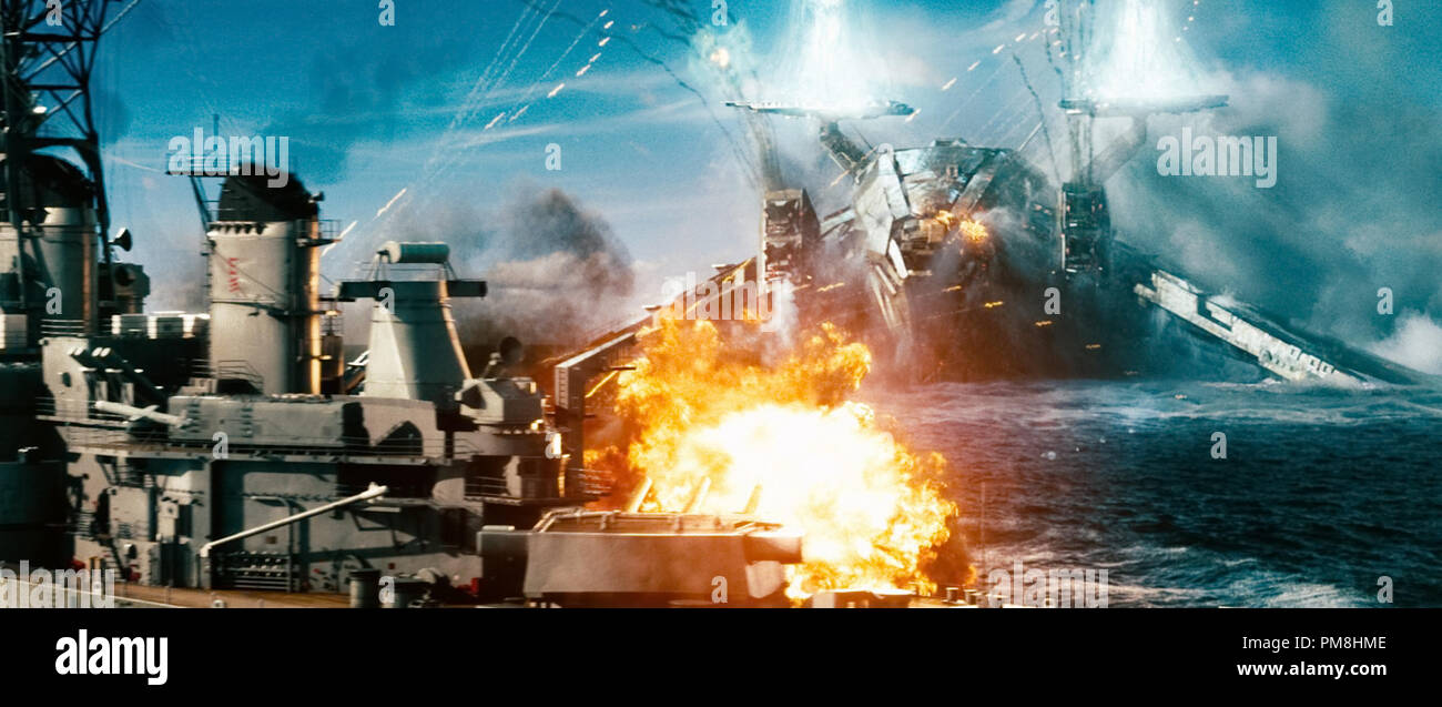 Invaders attaquent un navire militaire dans 'Battleship' une épopée d'action-aventure à grande échelle qui se déploie à travers les mers, dans les cieux et sur la terre alors que notre planète se bat pour survivre contre une force supérieure. Banque D'Images